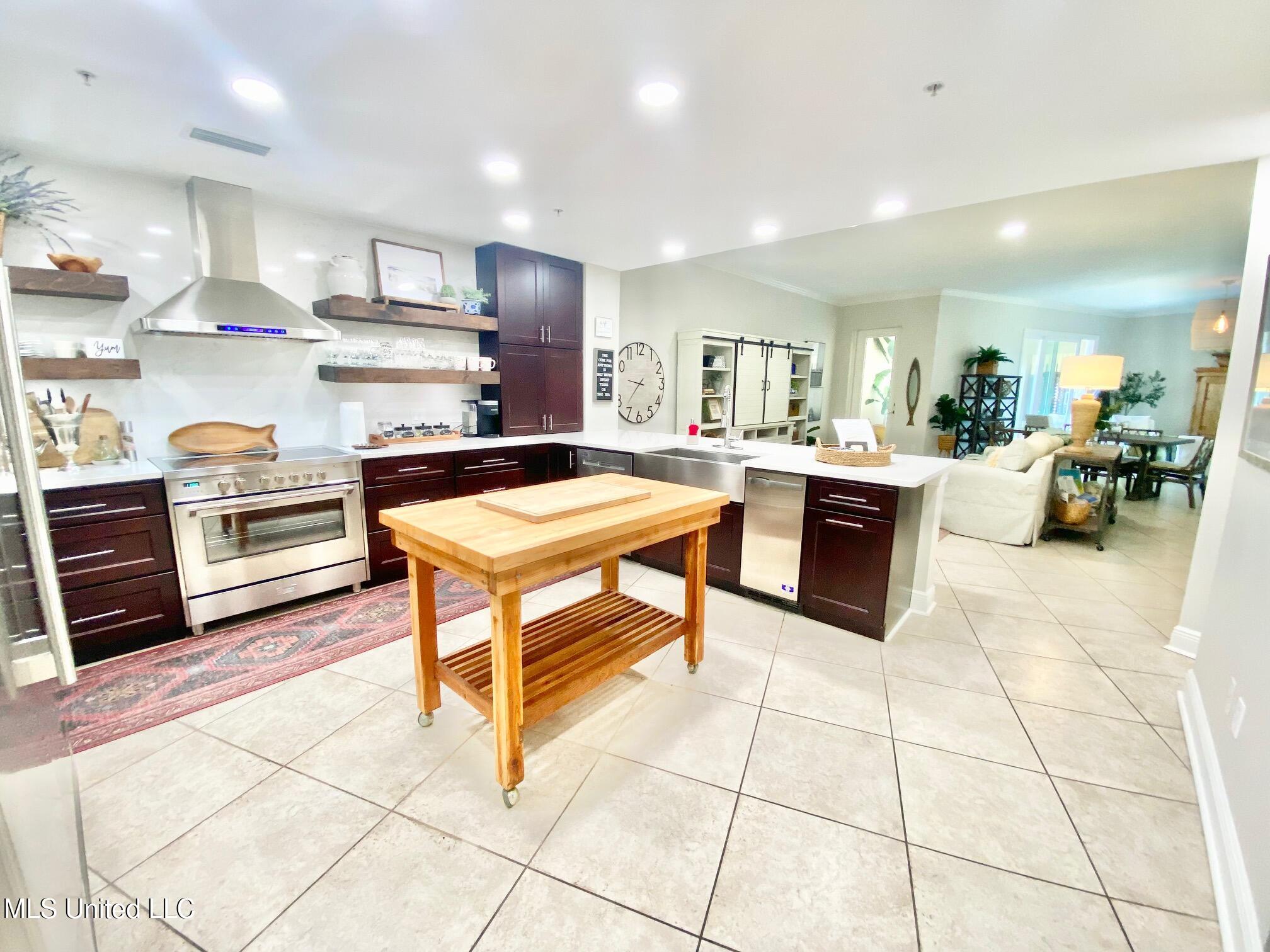 900 Village Lane Property Photo 10
