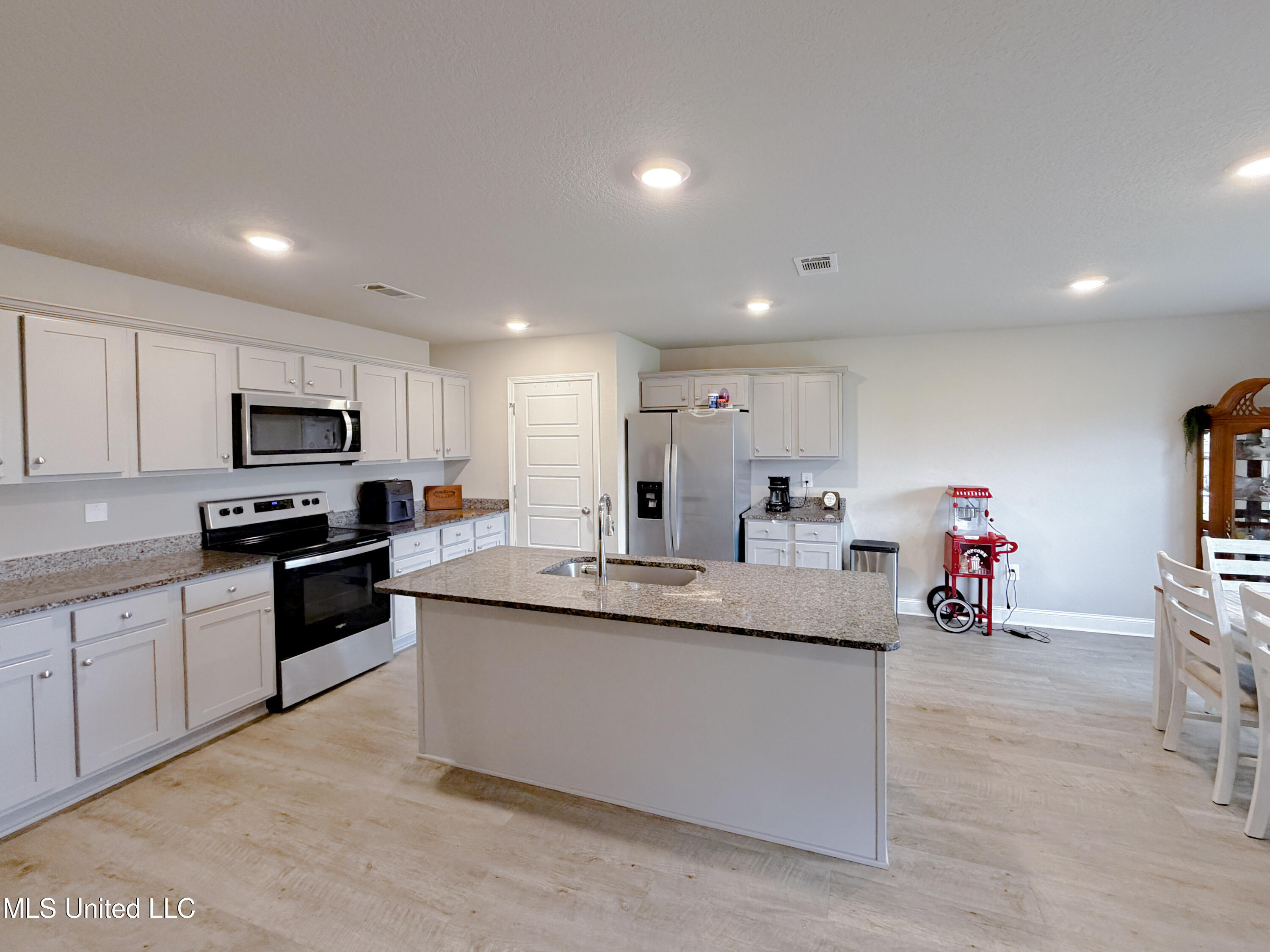 125 Mulberry Drive Property Photo 3