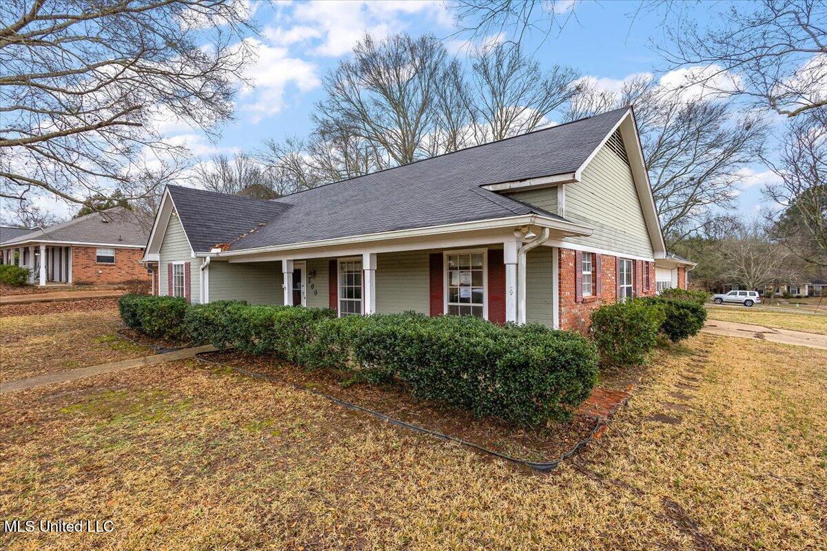 200 Hawthorne Drive Property Photo 2