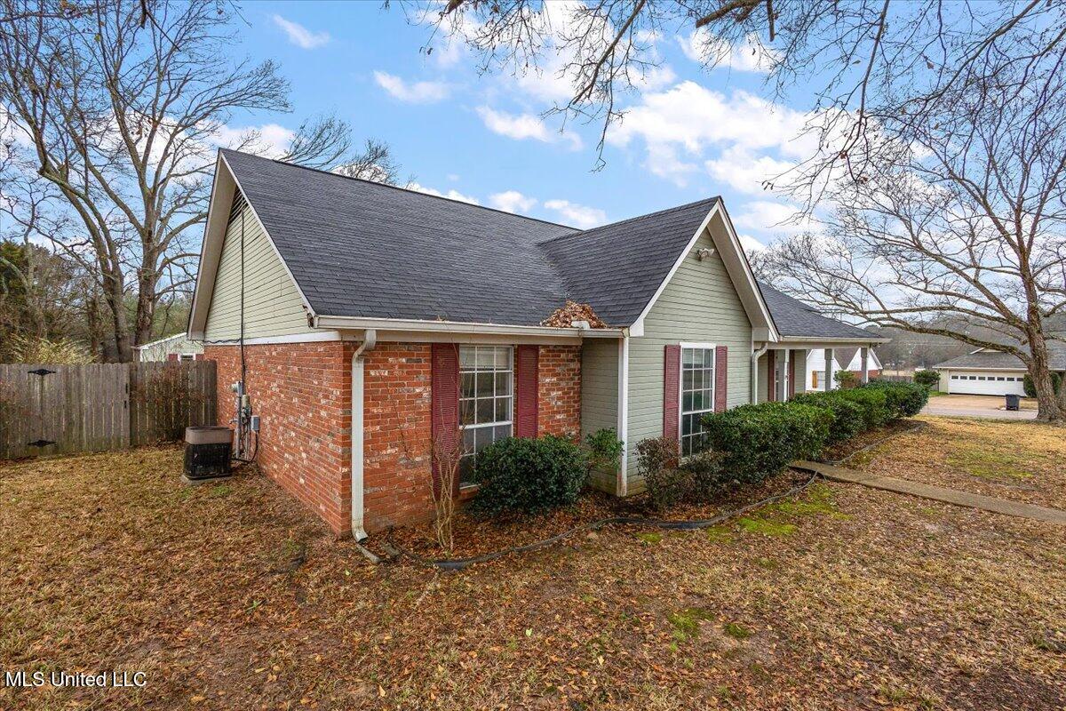 200 Hawthorne Drive Property Photo 3