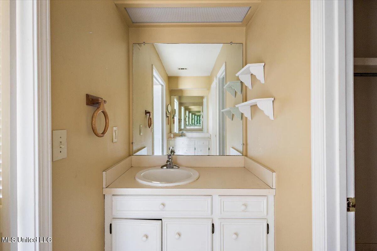 200 Hawthorne Drive Property Photo 21