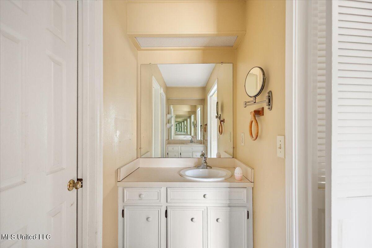 200 Hawthorne Drive Property Photo 22