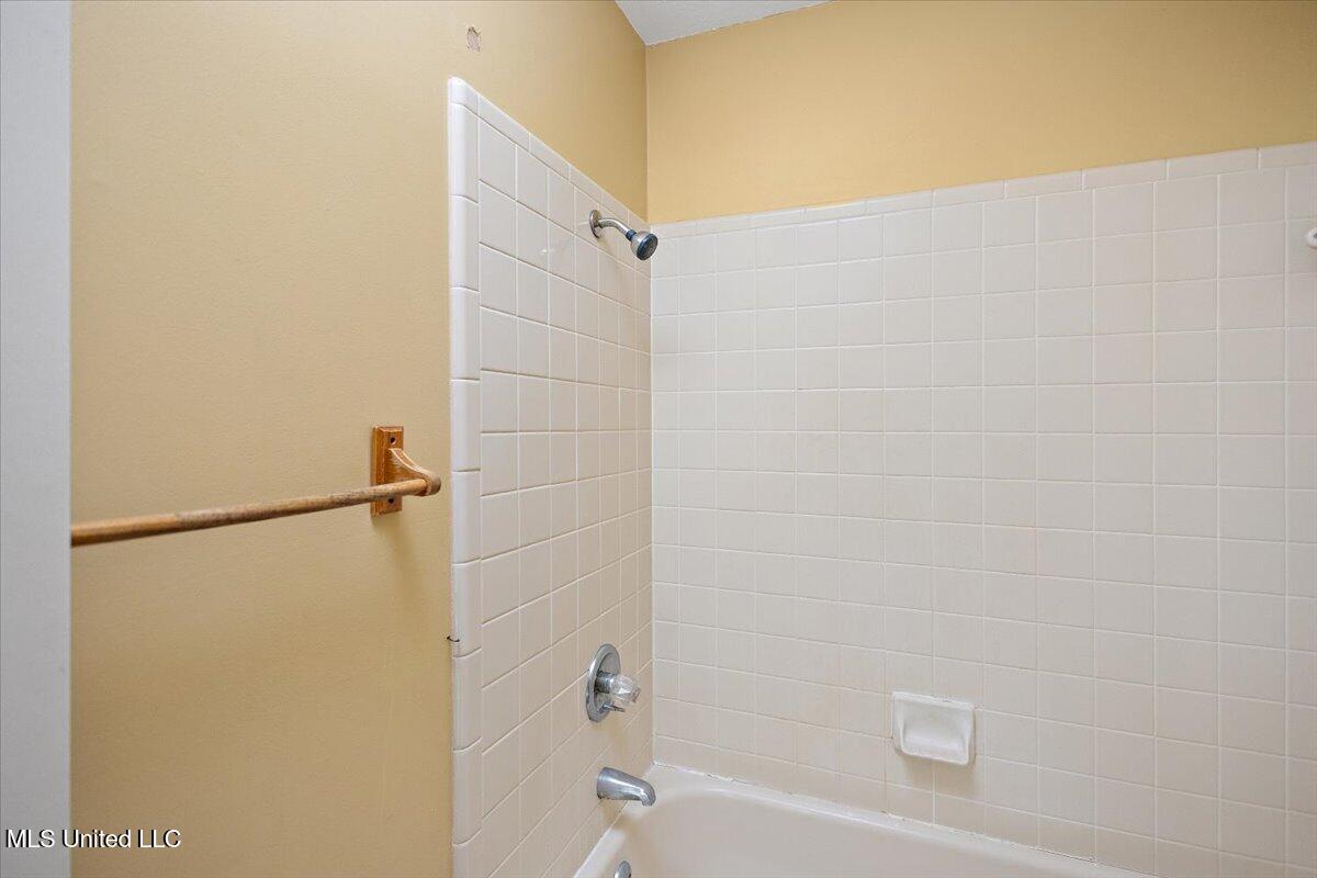 200 Hawthorne Drive Property Photo 24