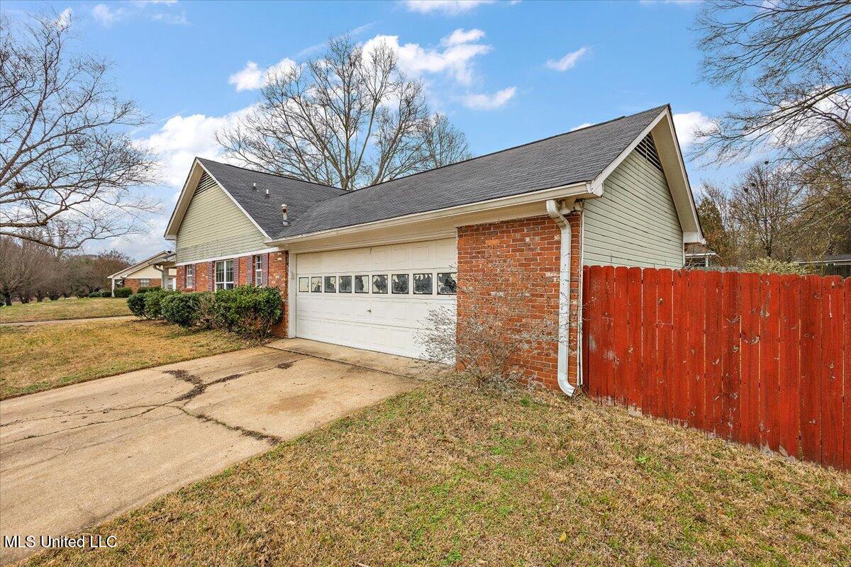 200 Hawthorne Drive Property Photo 32