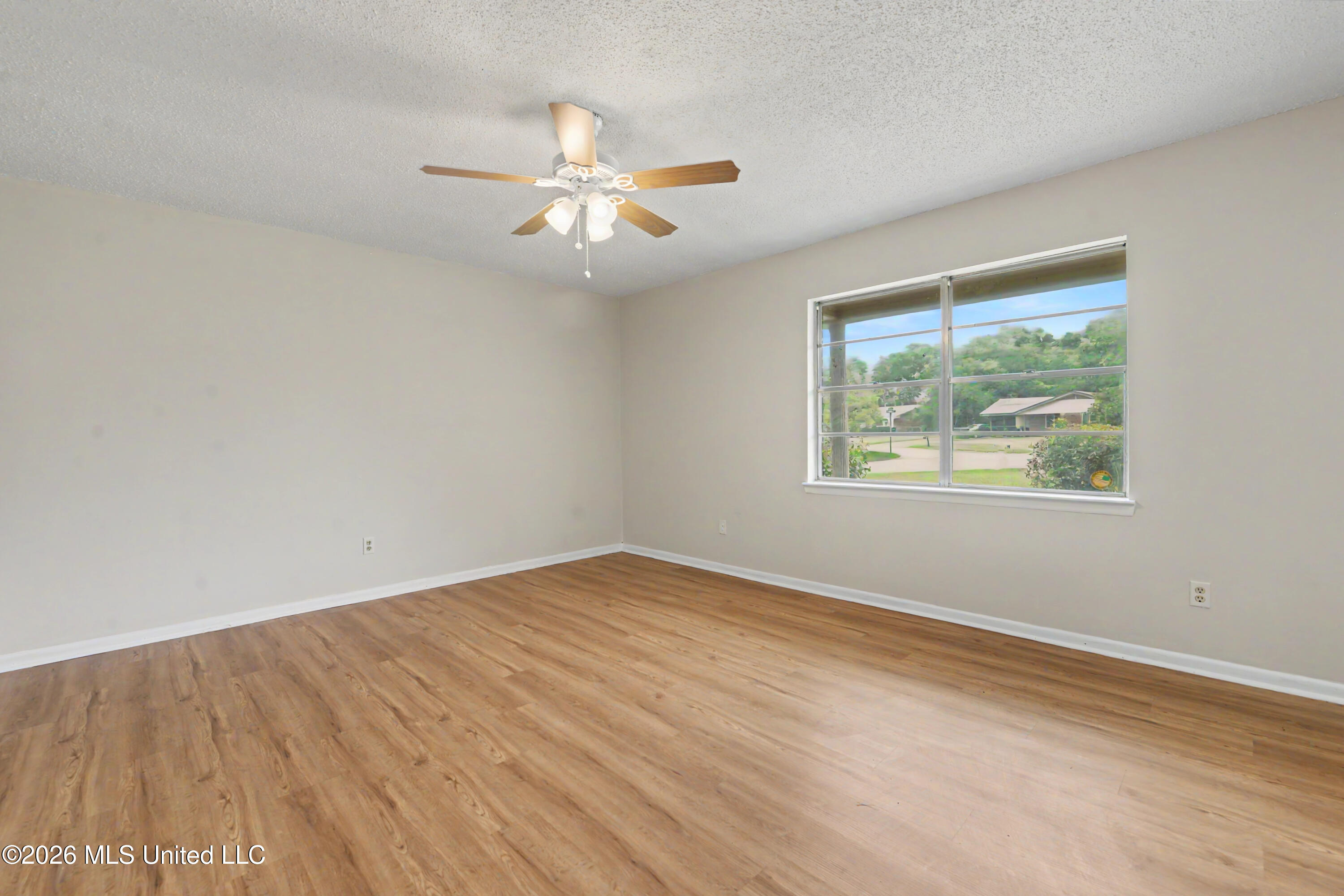 2502 Halsel Street Property Photo 4