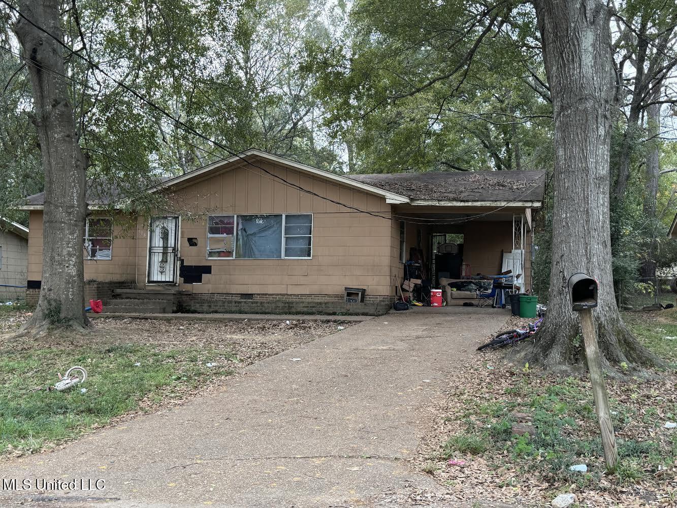 425 Windsor Drive Property Photo 1
