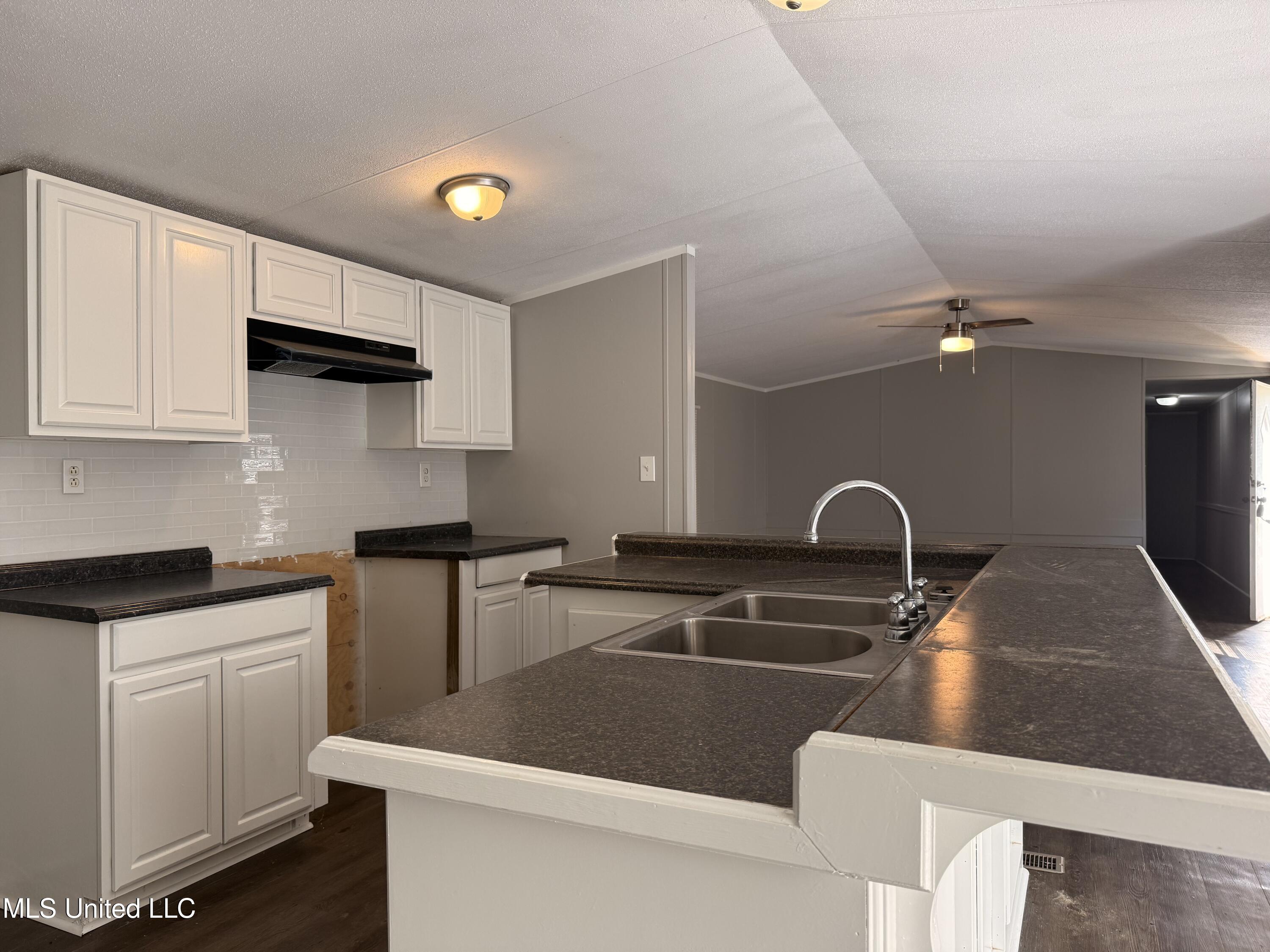 505 Hillview Court Property Photo 3