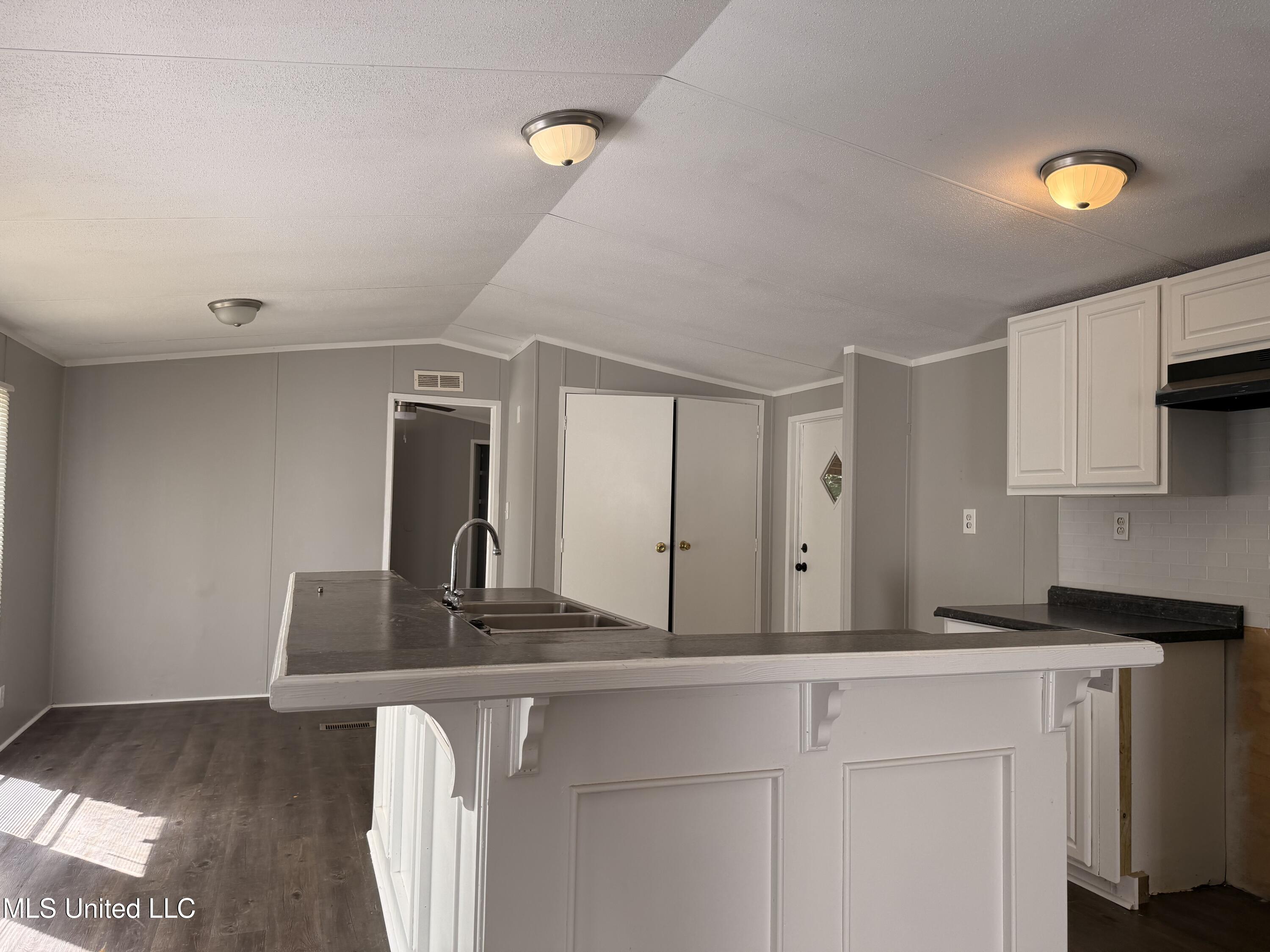 505 Hillview Court Property Photo 4