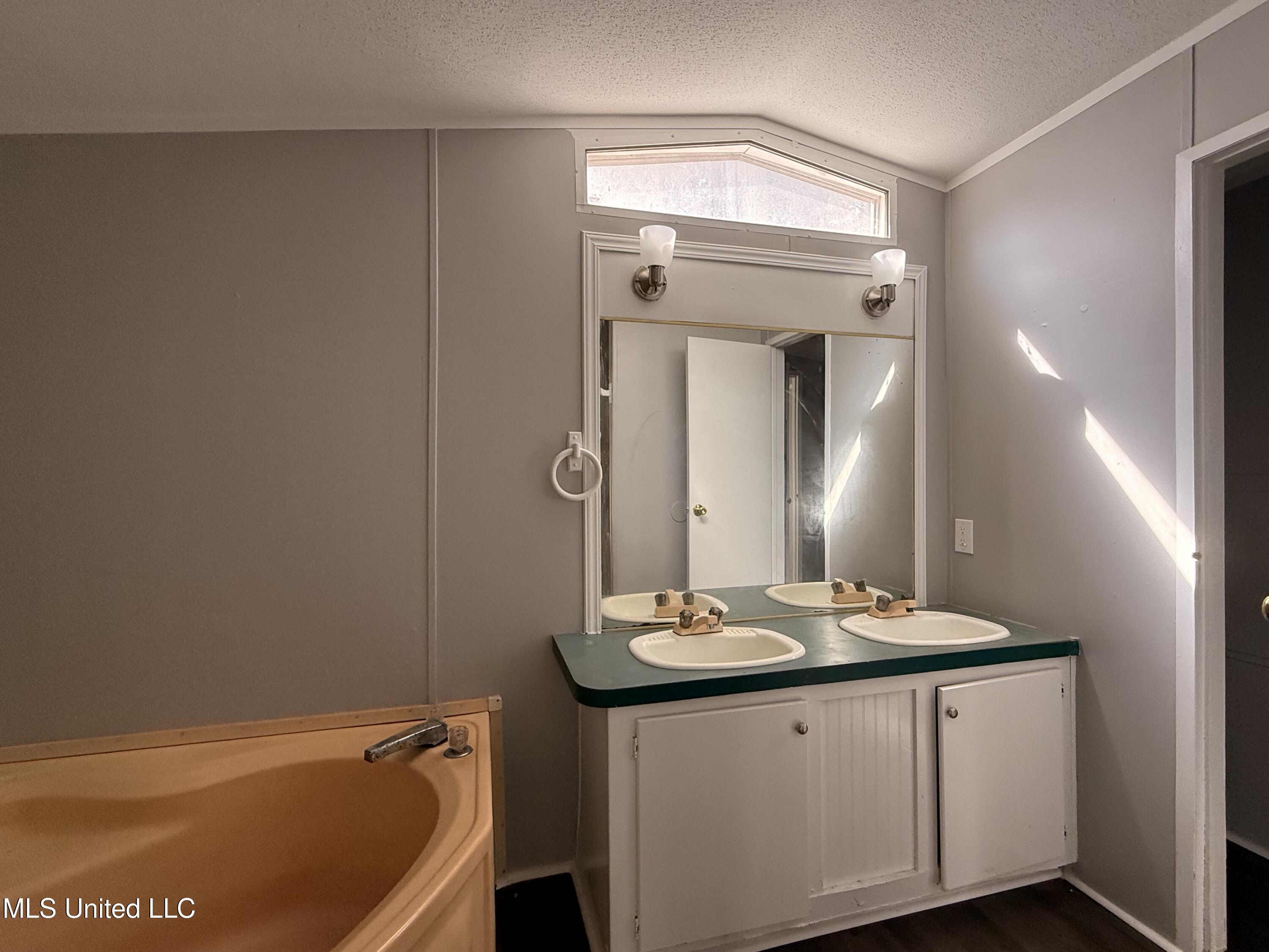 505 Hillview Court Property Photo 6