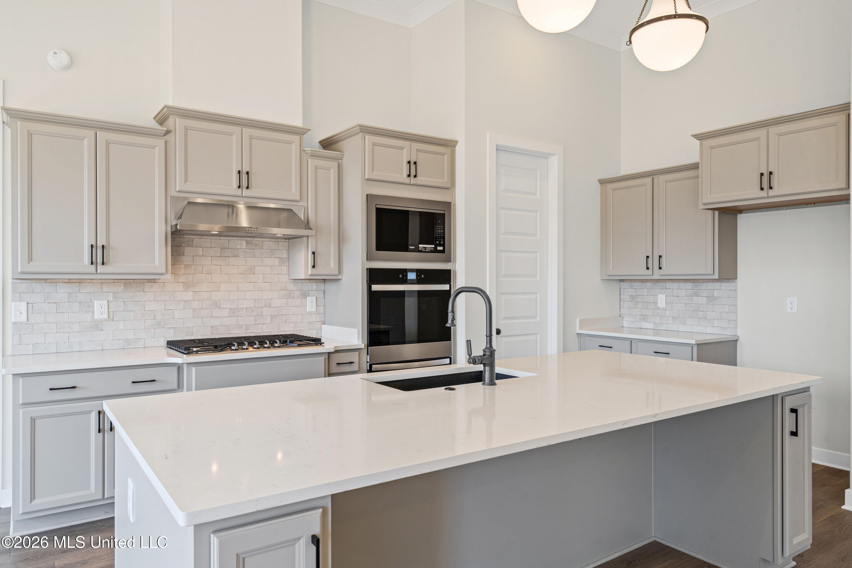 9135 Cedar Barn Cove Property Photo 8