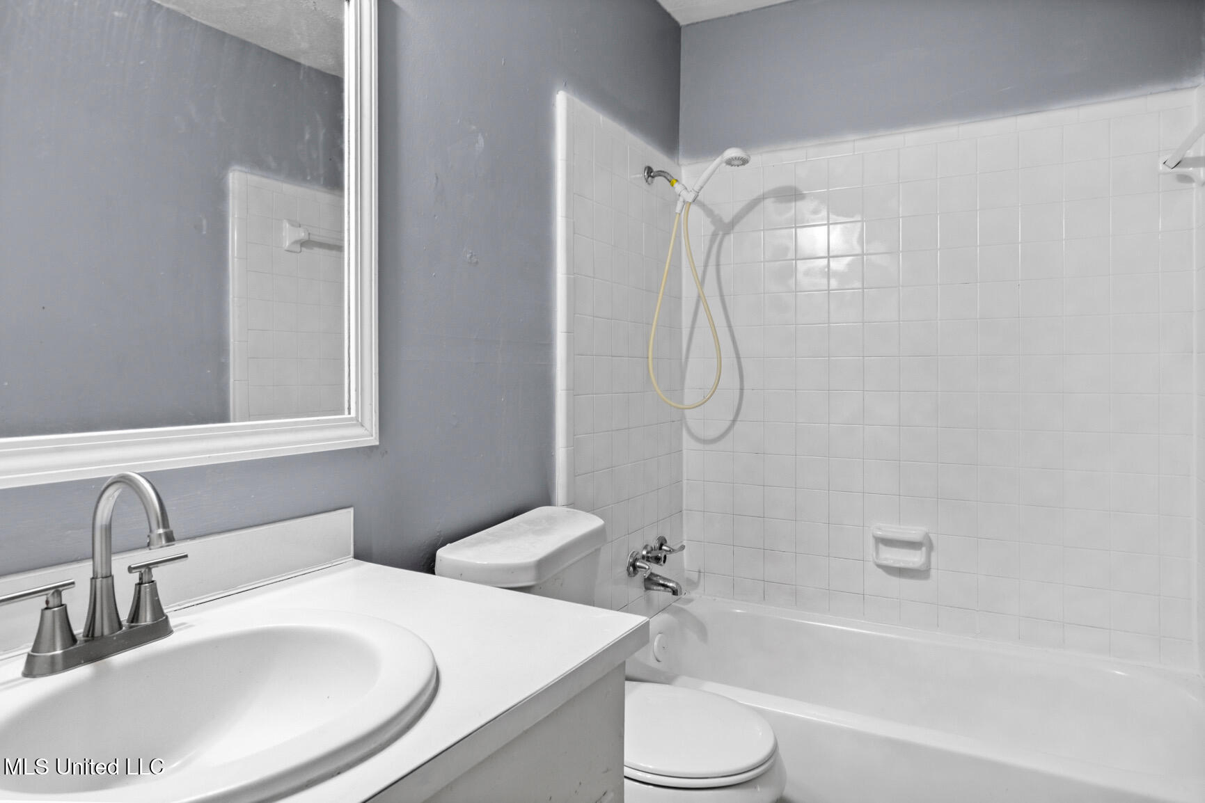 2475 Greenfield Avenue Property Photo 3