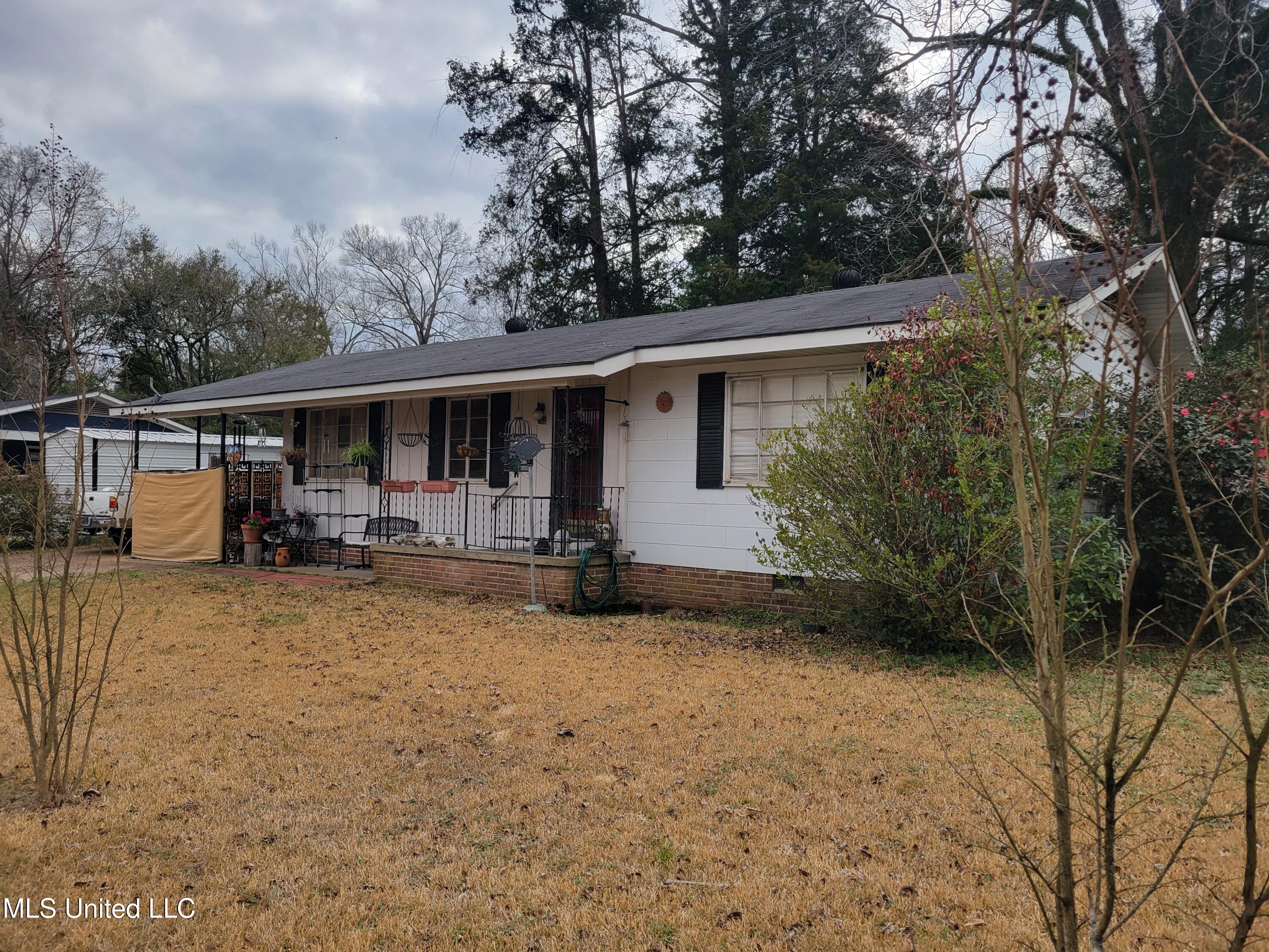 100 Holly Drive Property Photo 1