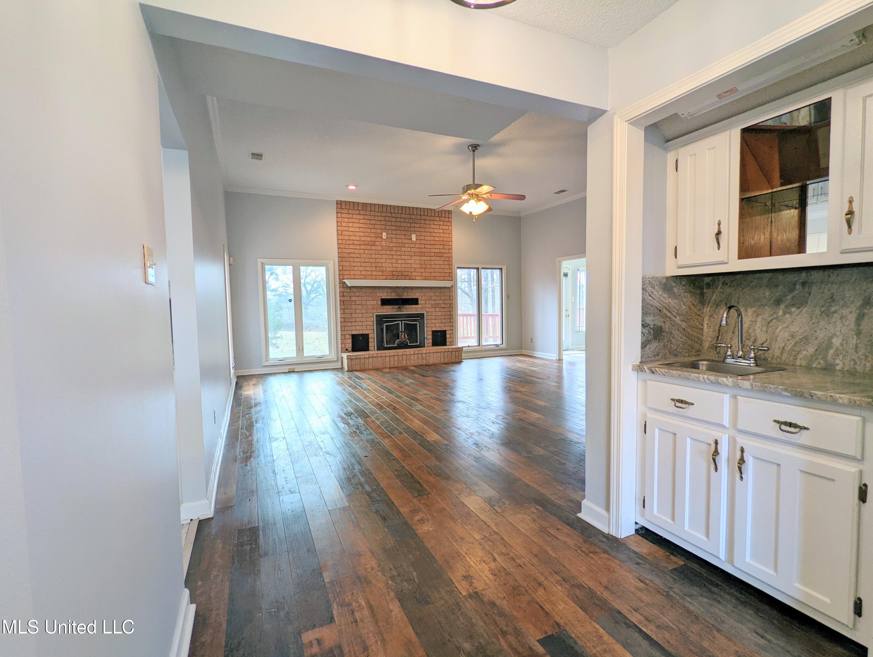 237 S Highway 51 Property Photo 8