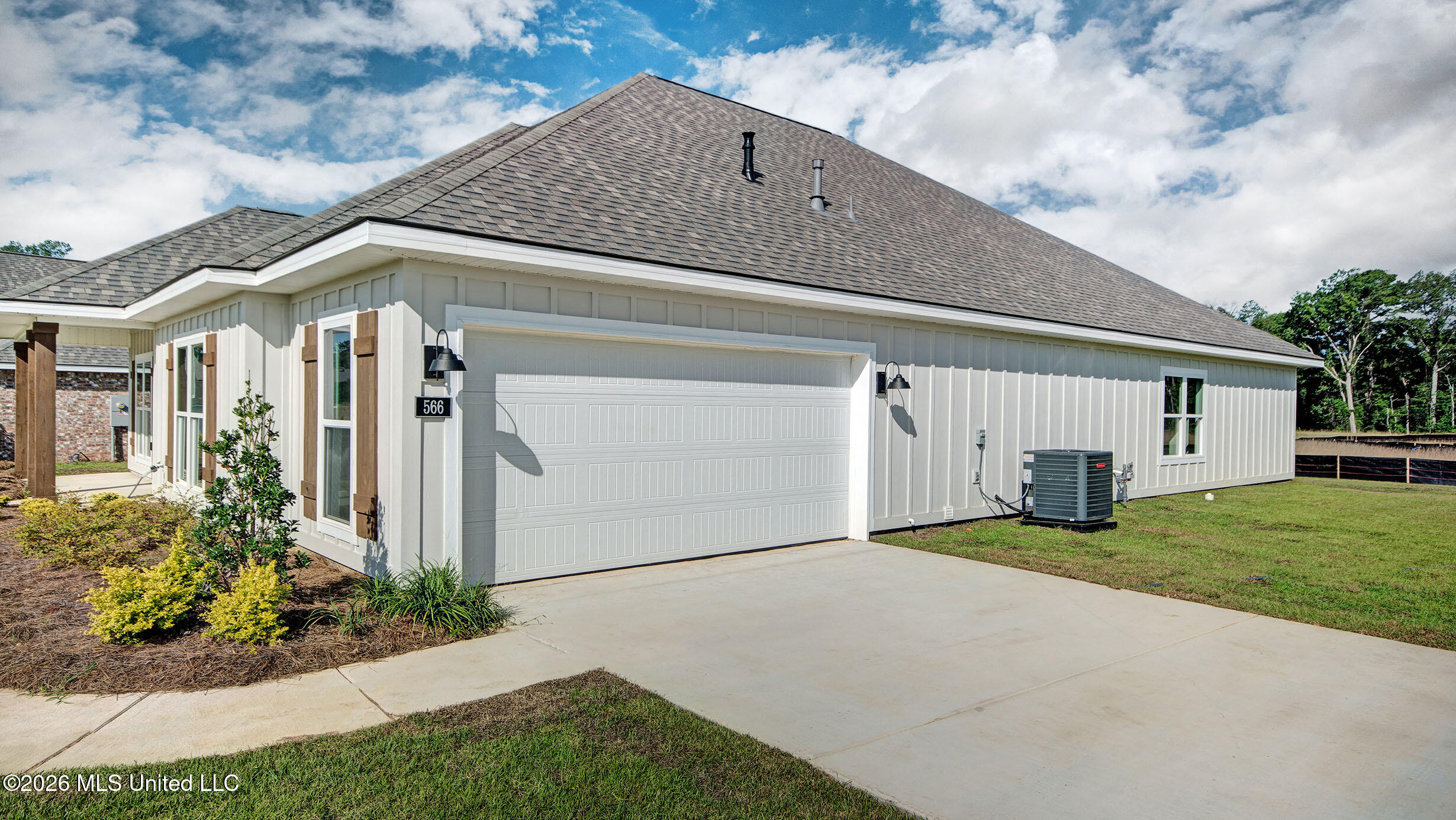 566 Edenberg Bend Property Photo 4