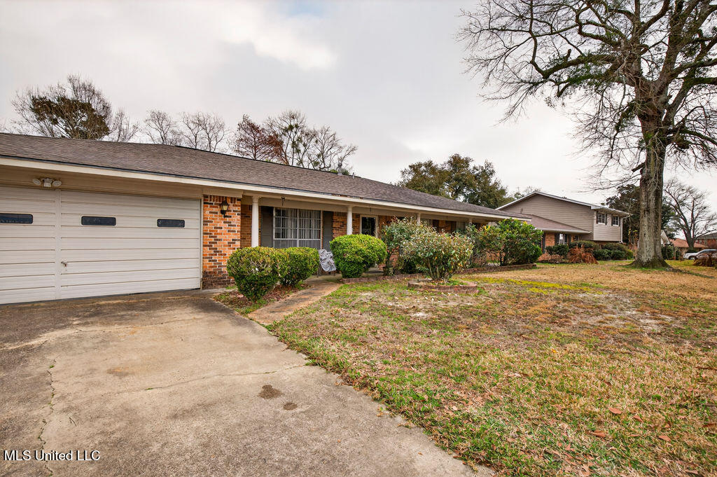 734 Canterbury Drive Property Photo 3