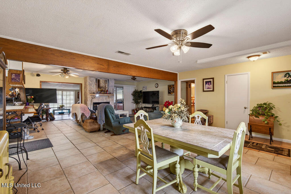 734 Canterbury Drive Property Photo 4