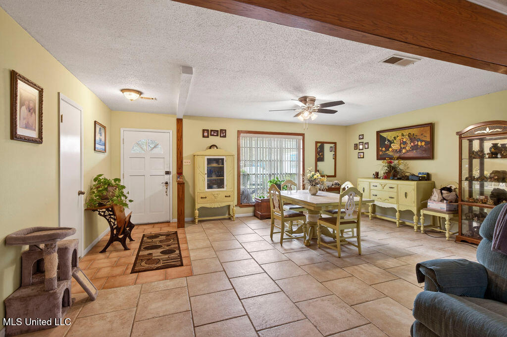 734 Canterbury Drive Property Photo 6