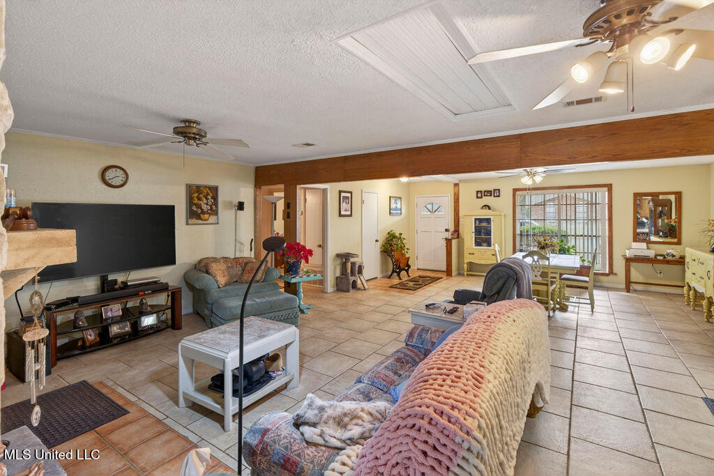 734 Canterbury Drive Property Photo 8