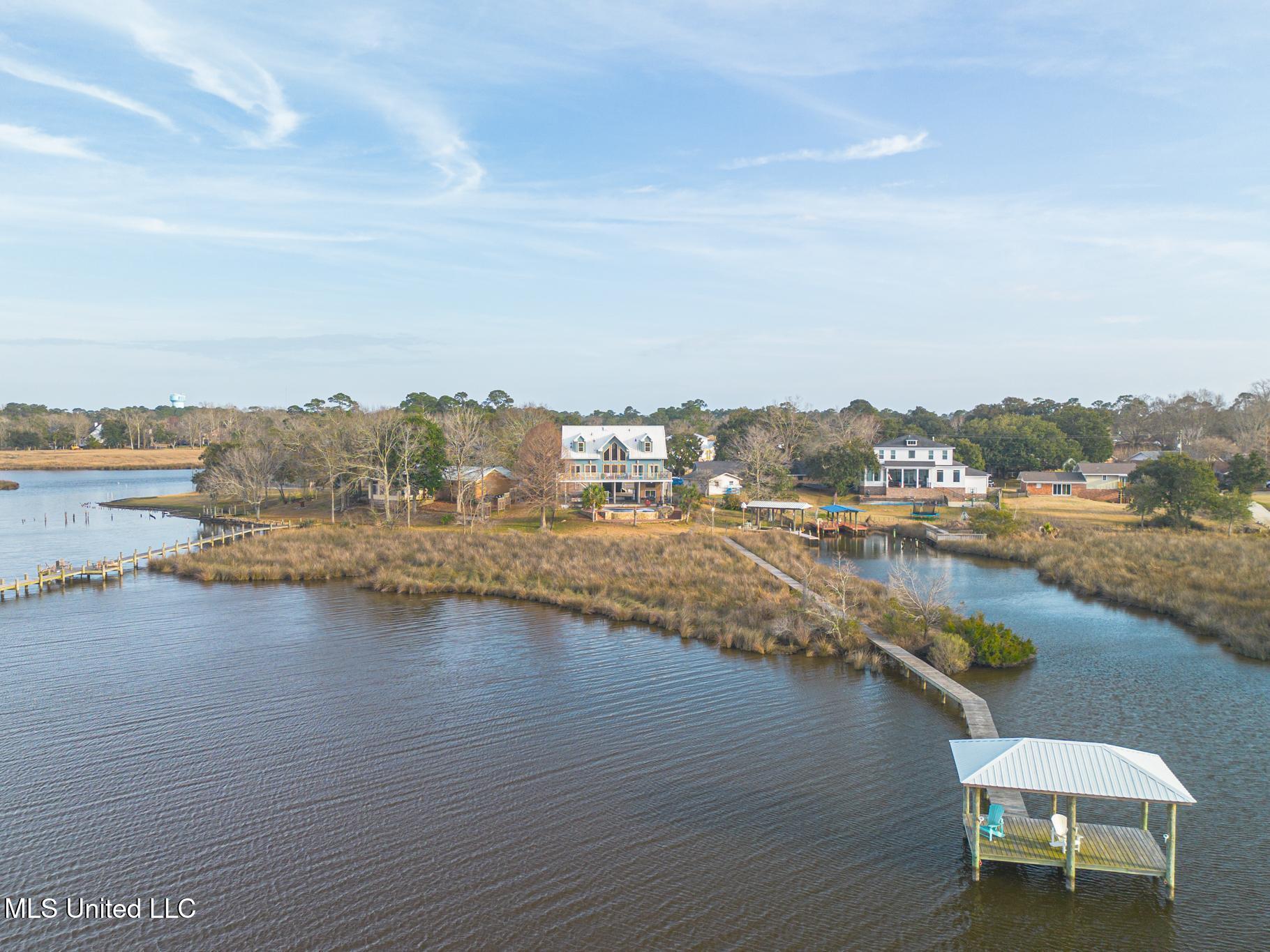 957 N Shore Drive Property Photo 1