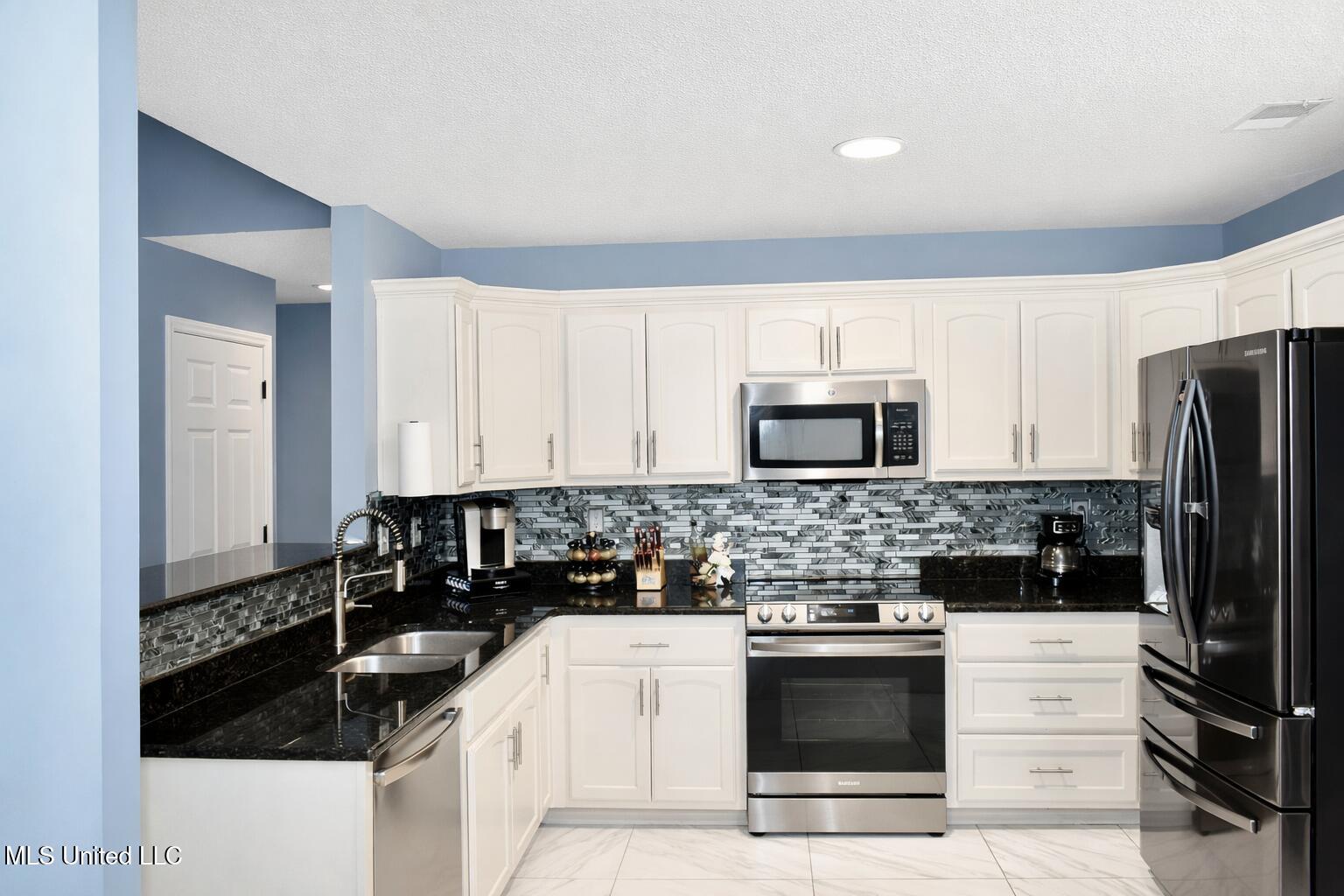 9025 Billy Pat Drive Property Photo 6