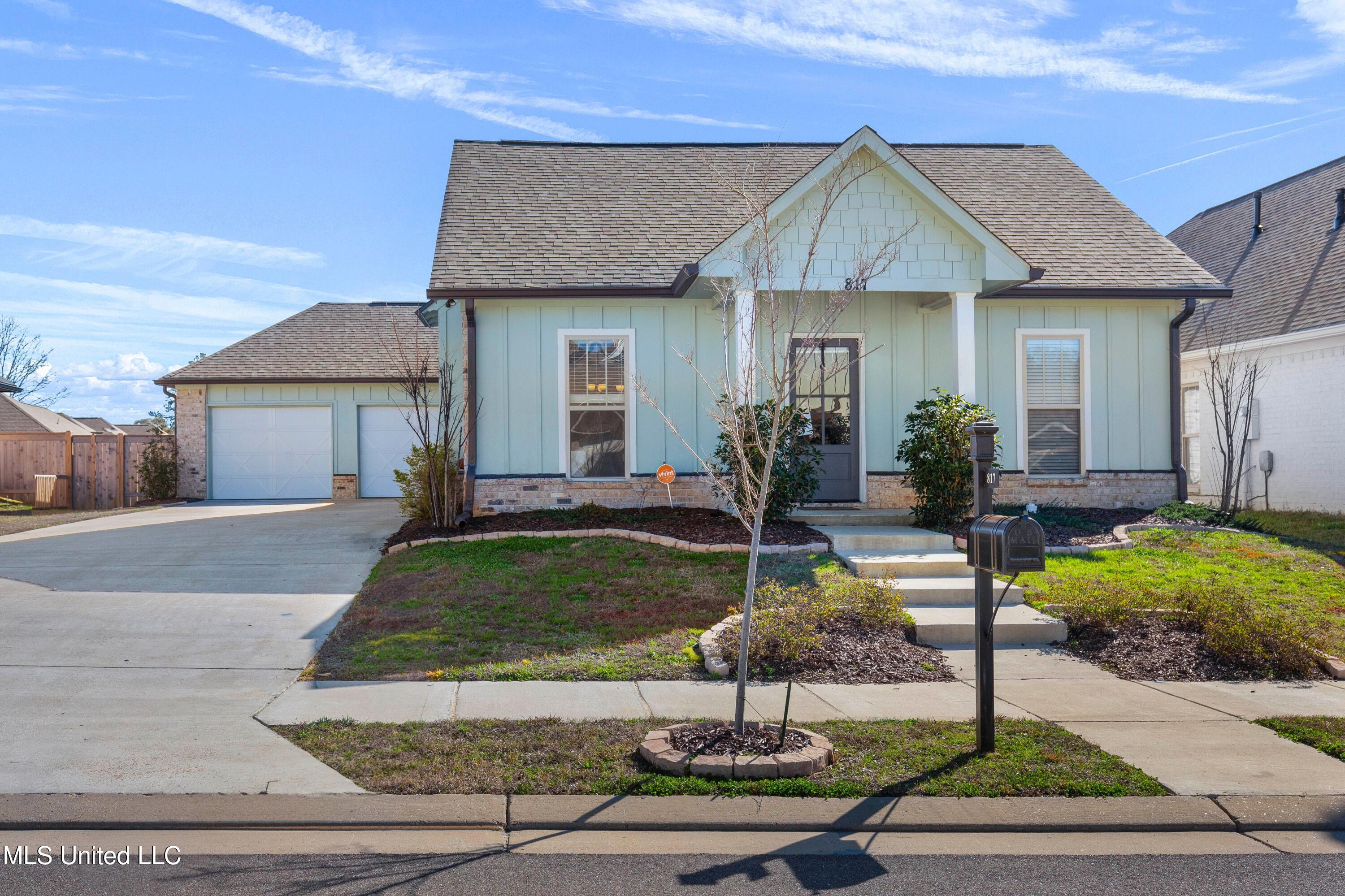 817 Long Leaf Circle Property Photo 1