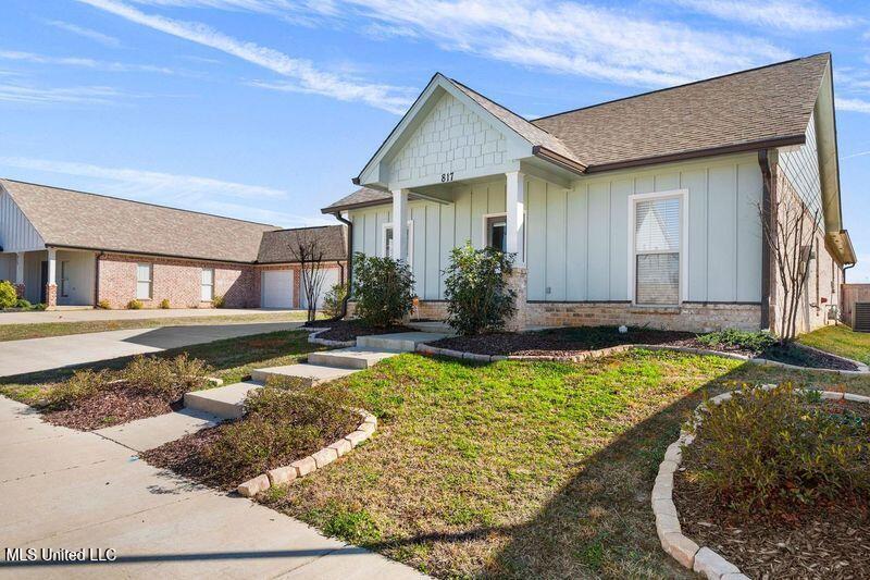 817 Long Leaf Circle Property Photo 2