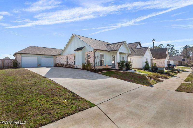 817 Long Leaf Circle Property Photo 3