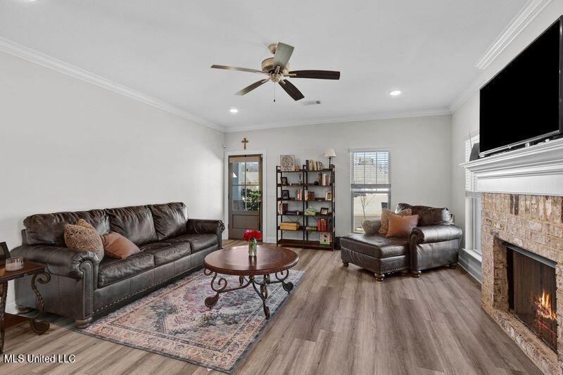 817 Long Leaf Circle Property Photo 8