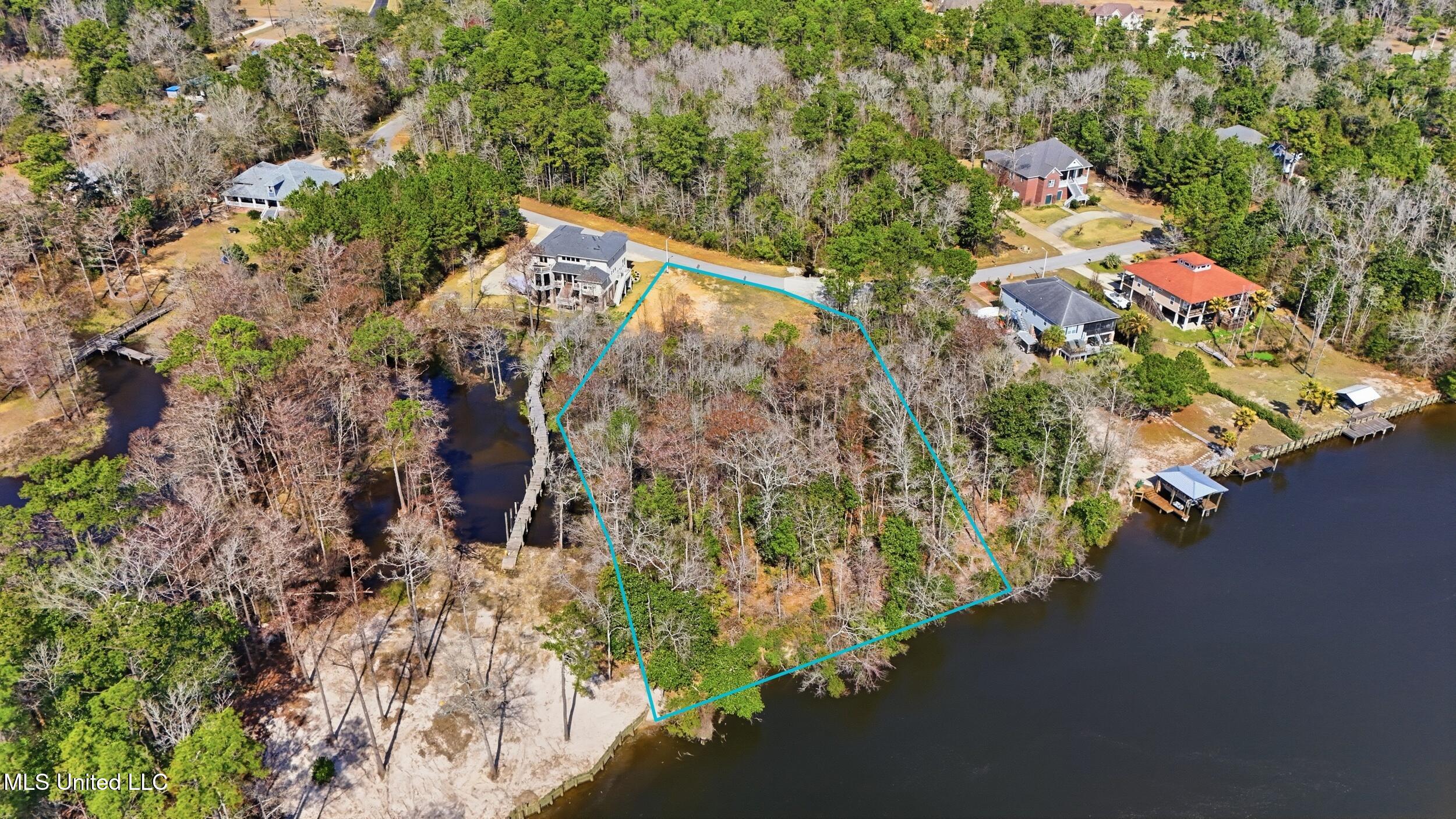 12765 Woodland Circle Property Photo 4