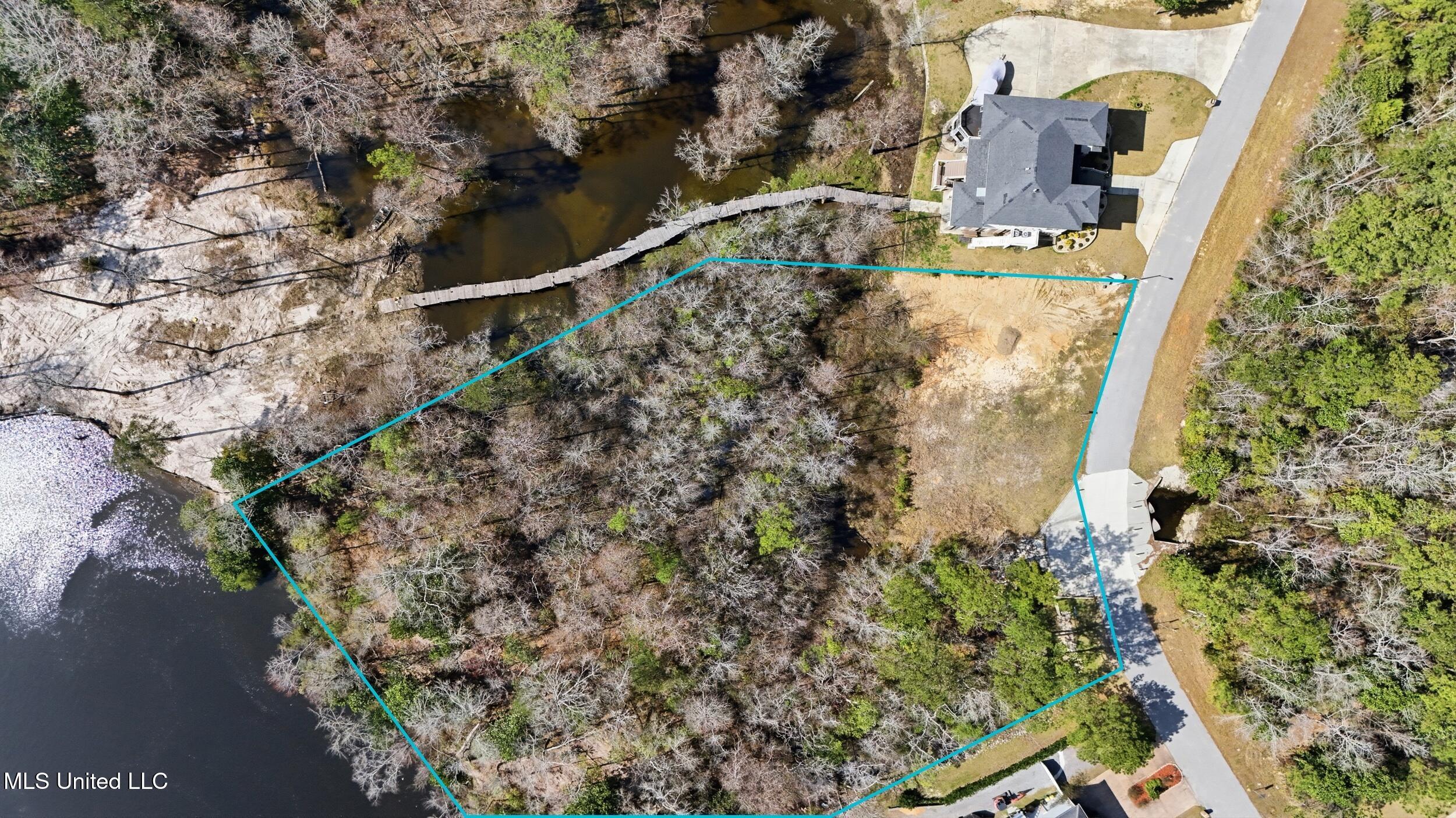12765 Woodland Circle Property Photo 9