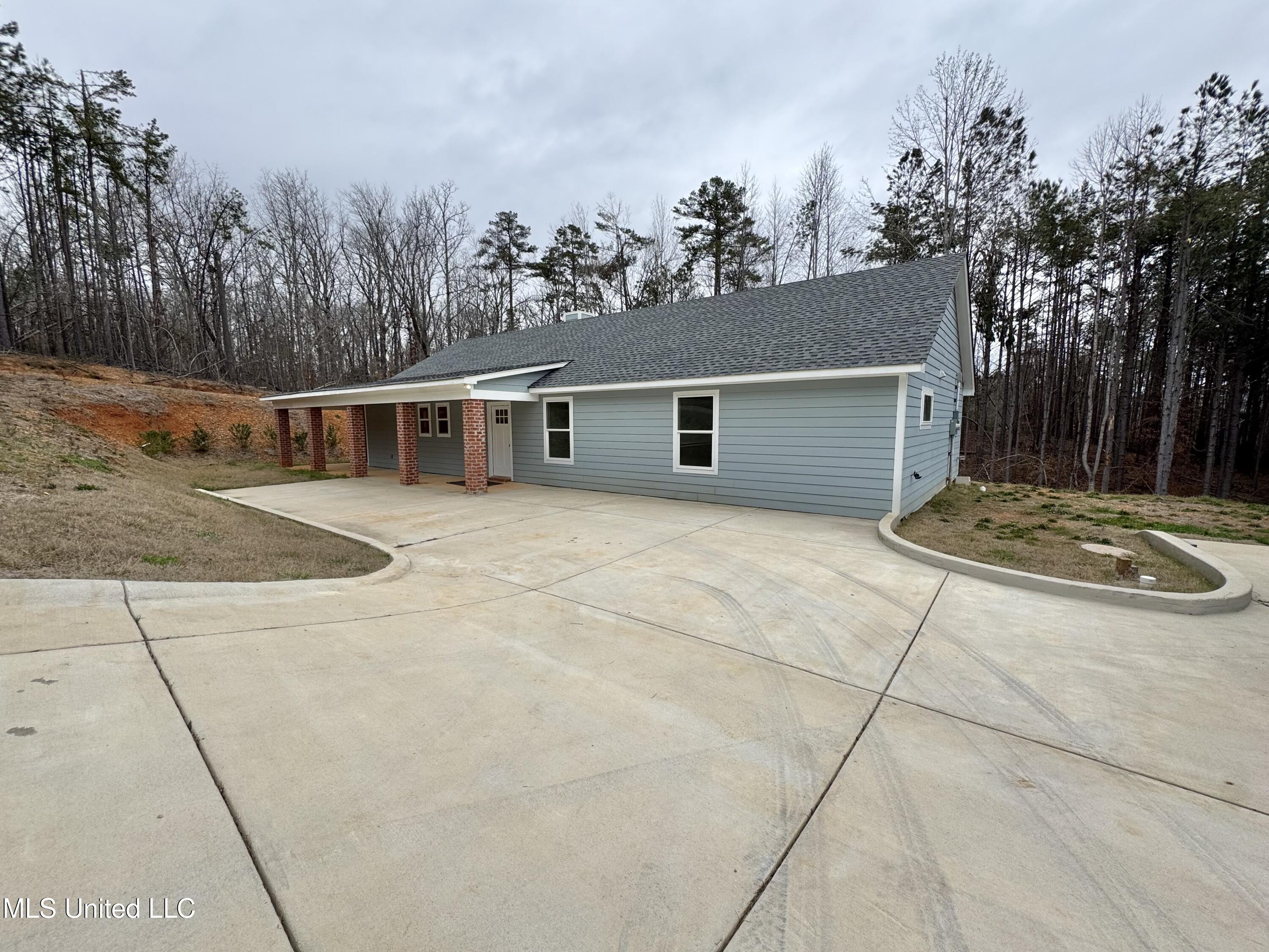 68 River Bend Park Drive Property Photo 2