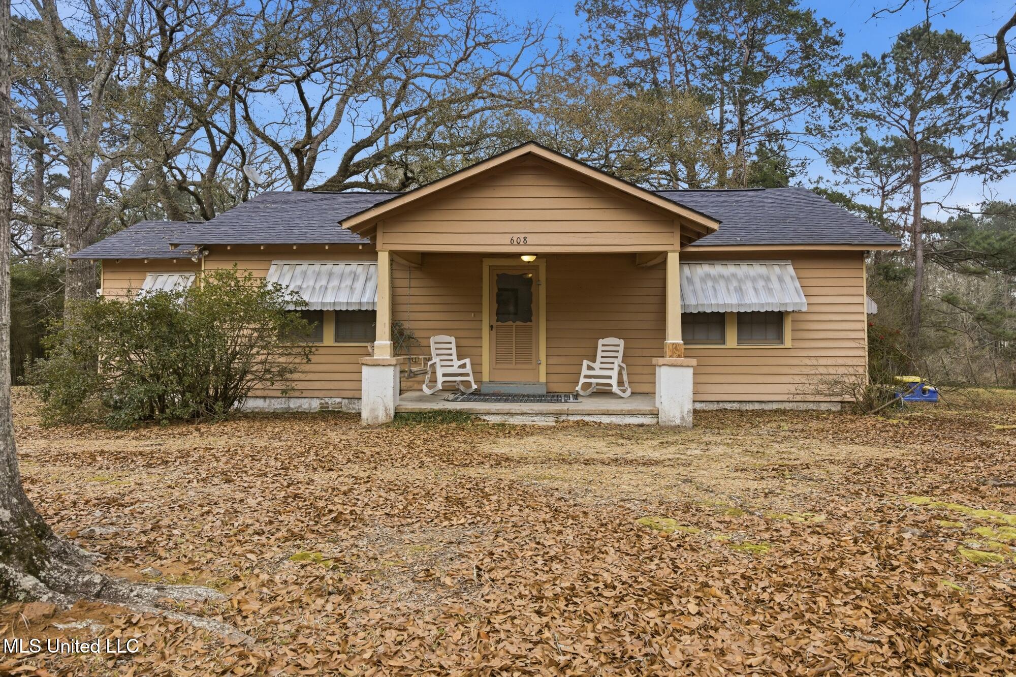 608 E Railroad Avenue Property Photo 1