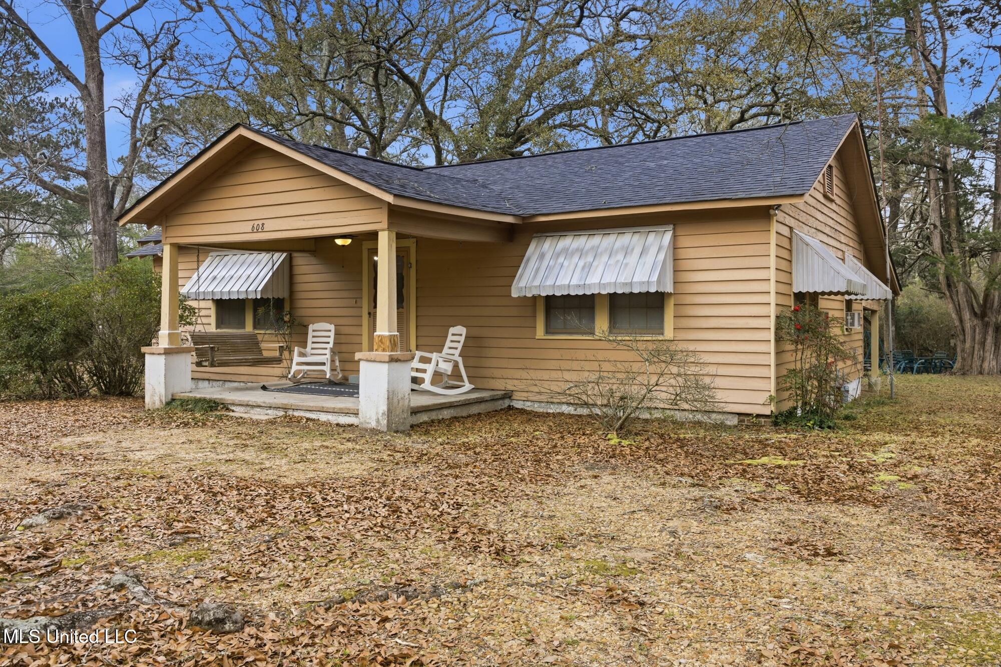 608 E Railroad Avenue Property Photo 2