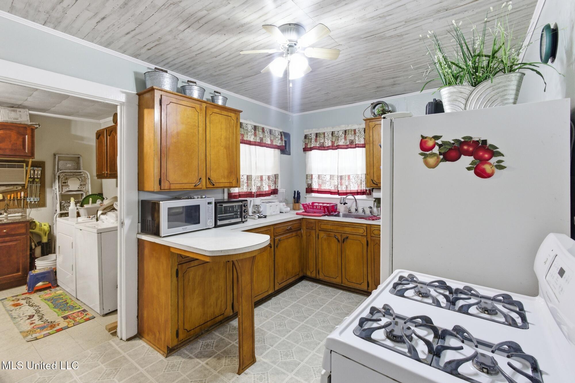 608 E Railroad Avenue Property Photo 11