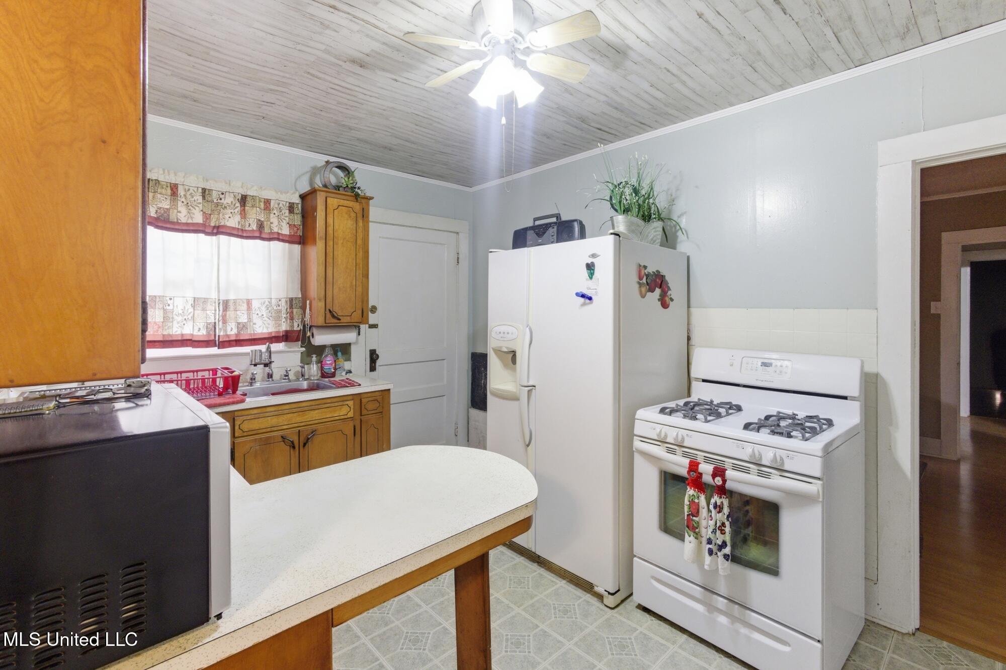 608 E Railroad Avenue Property Photo 12