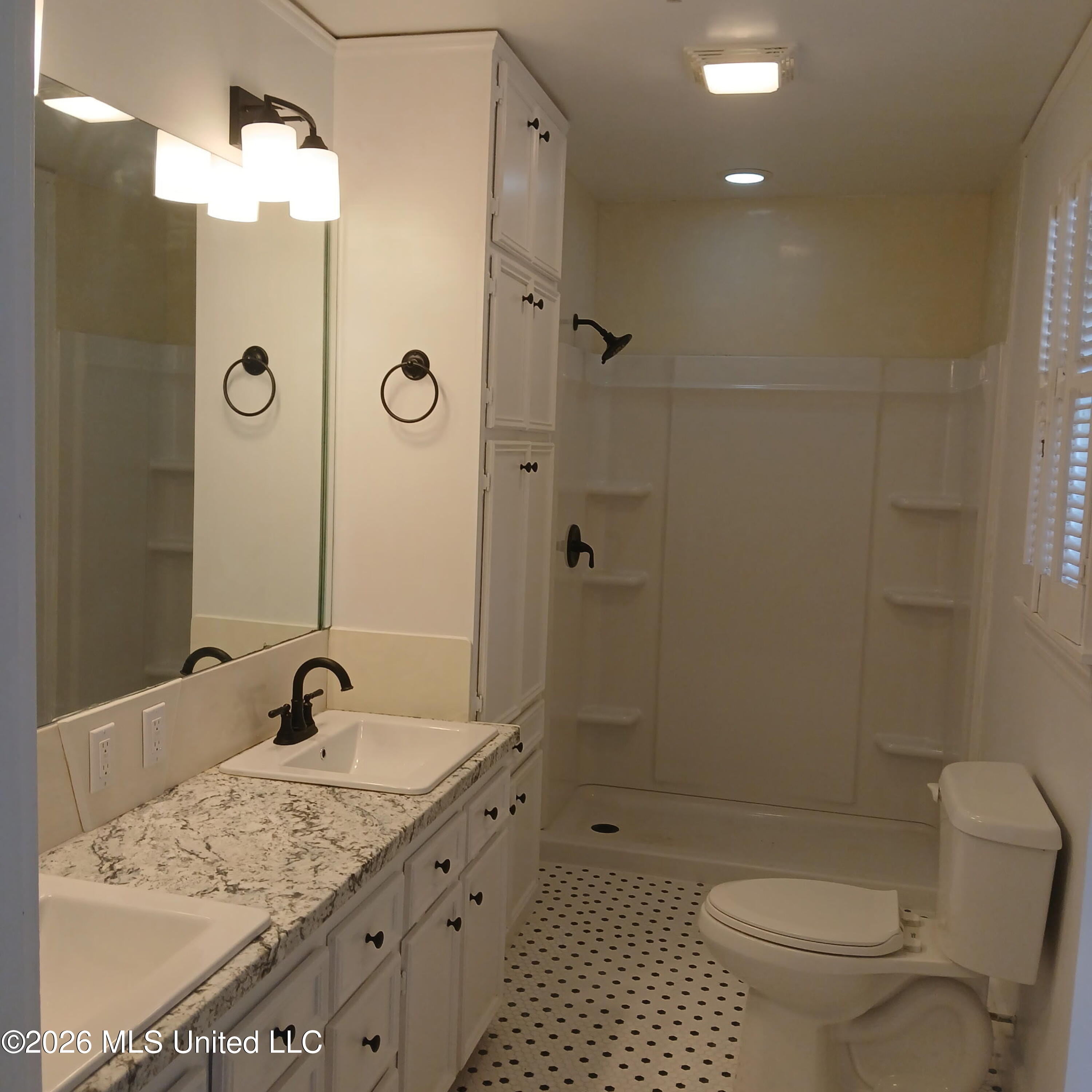 404 E Adams Avenue Property Photo 6