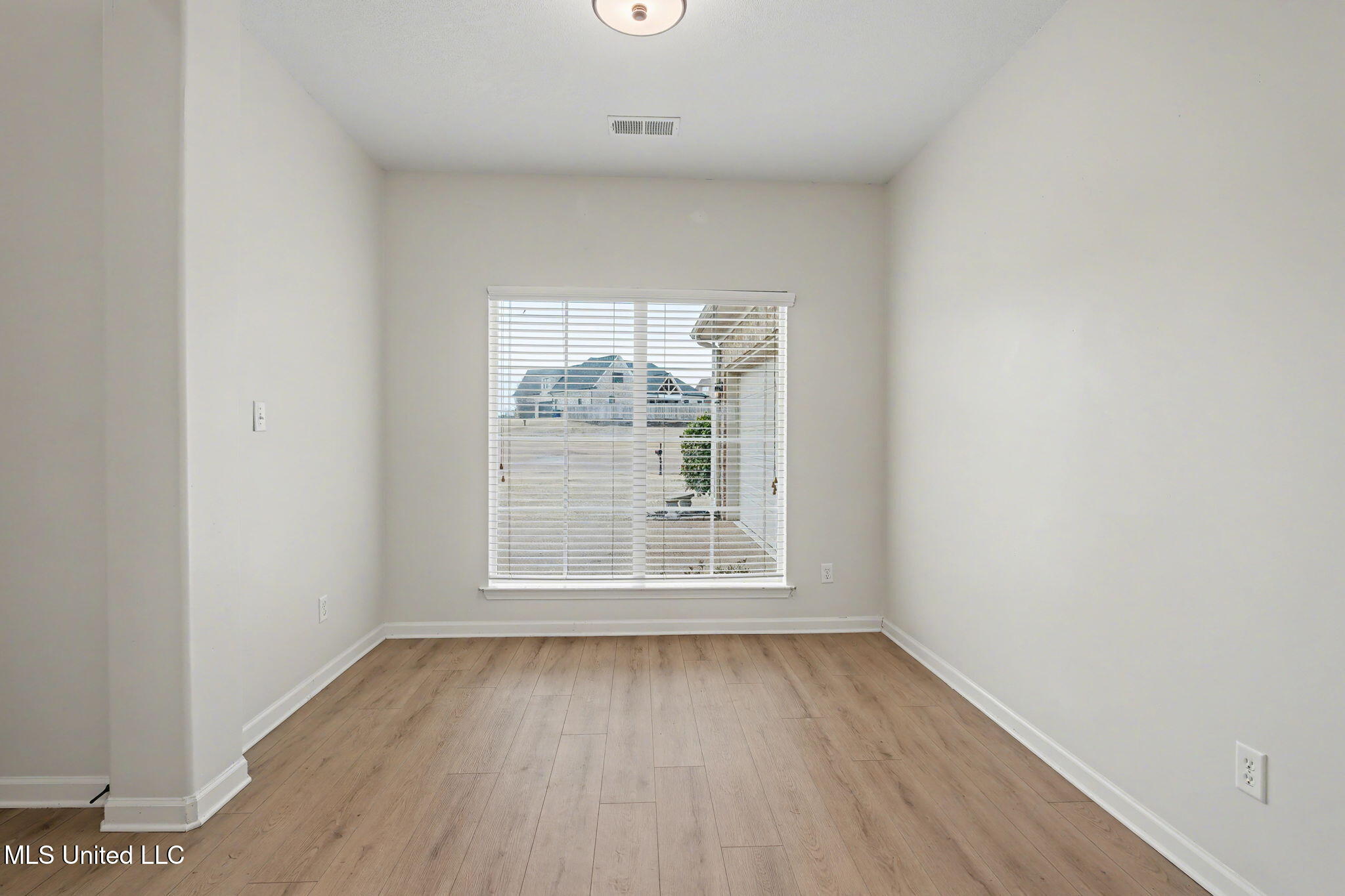 1960 N Bakersfield Drive Property Photo 5