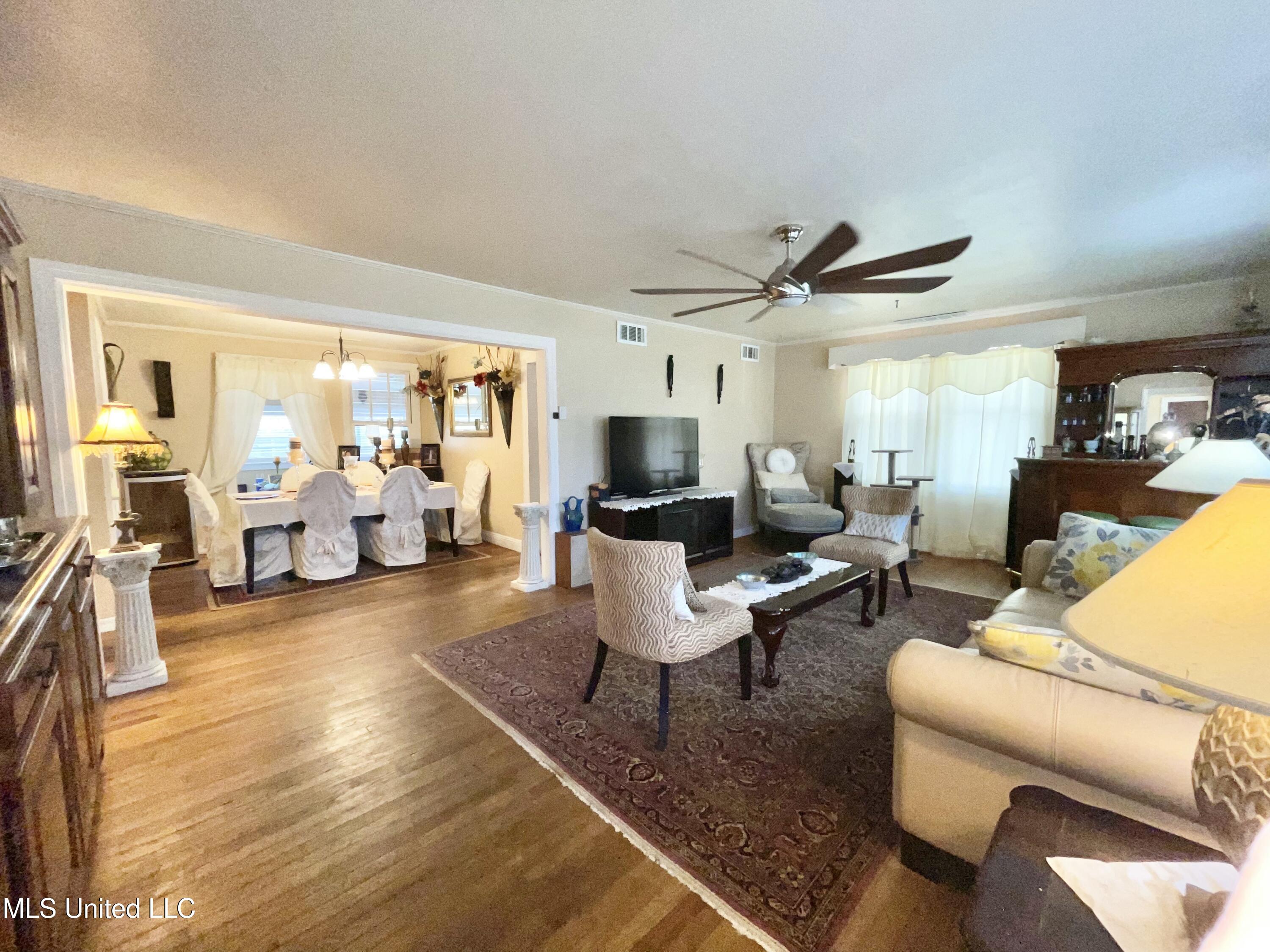 4124 Griffin Street Property Photo 4