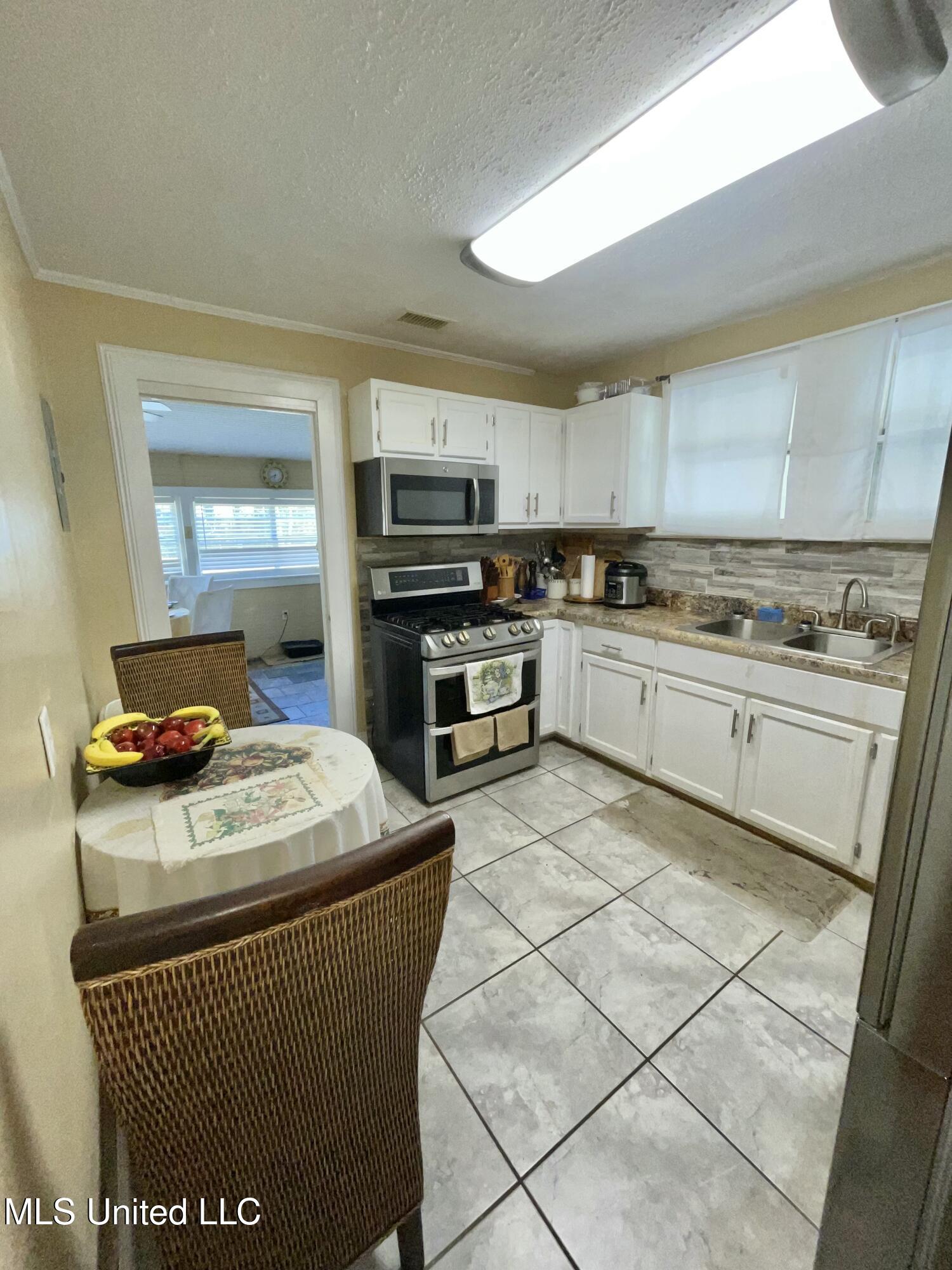 4124 Griffin Street Property Photo 7