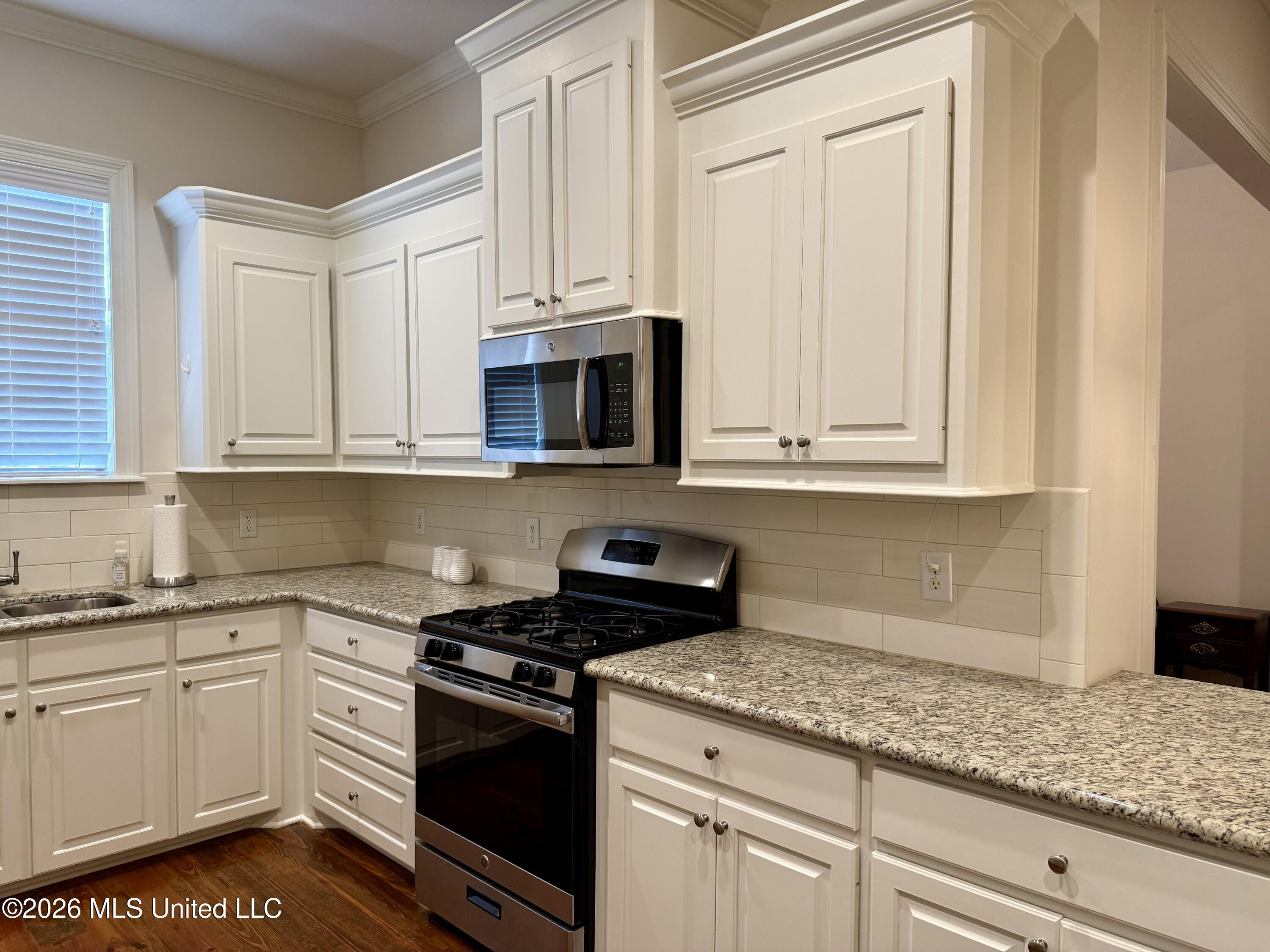 242 Falls Crossing Property Photo 10
