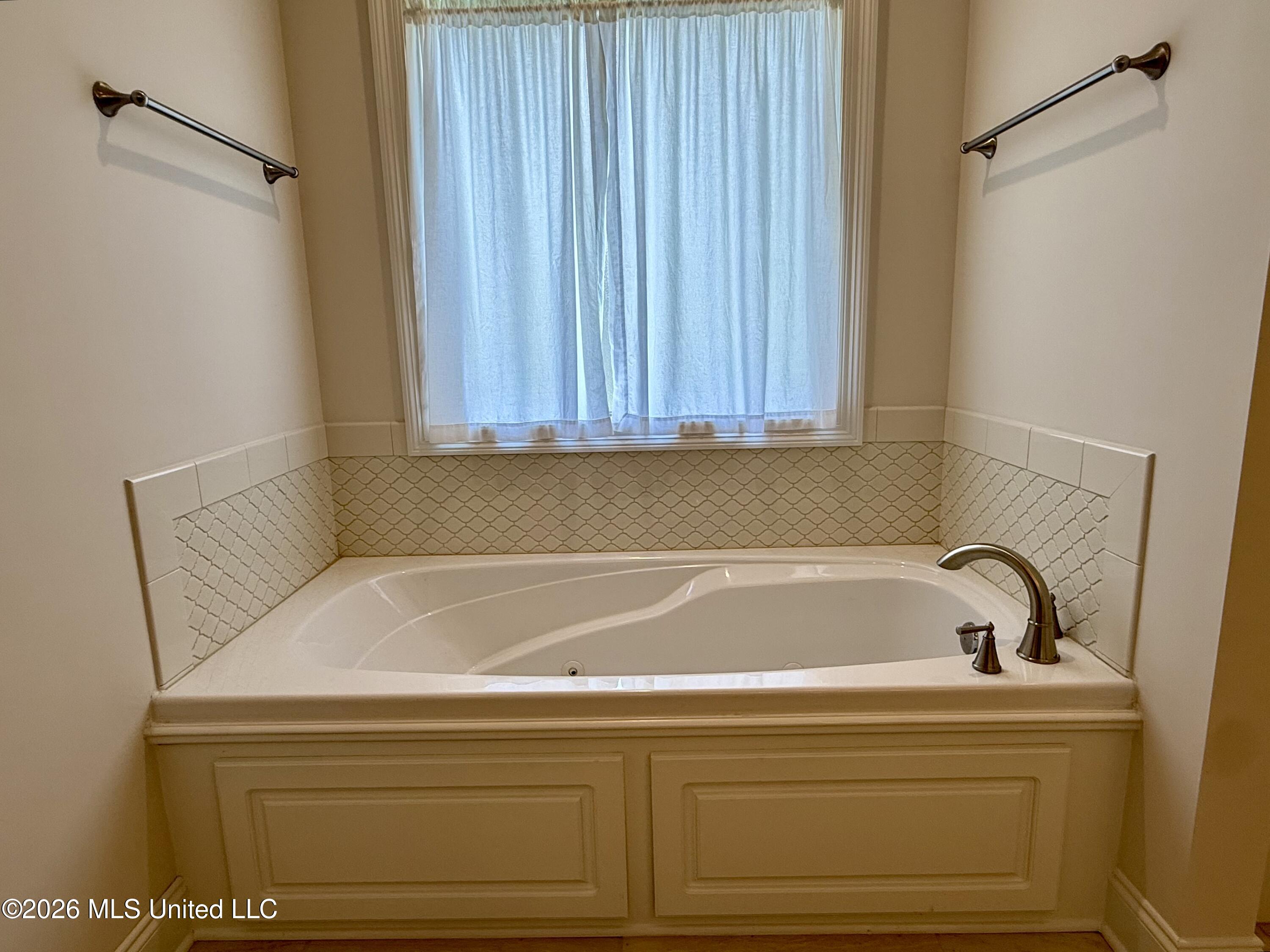 242 Falls Crossing Property Photo 16
