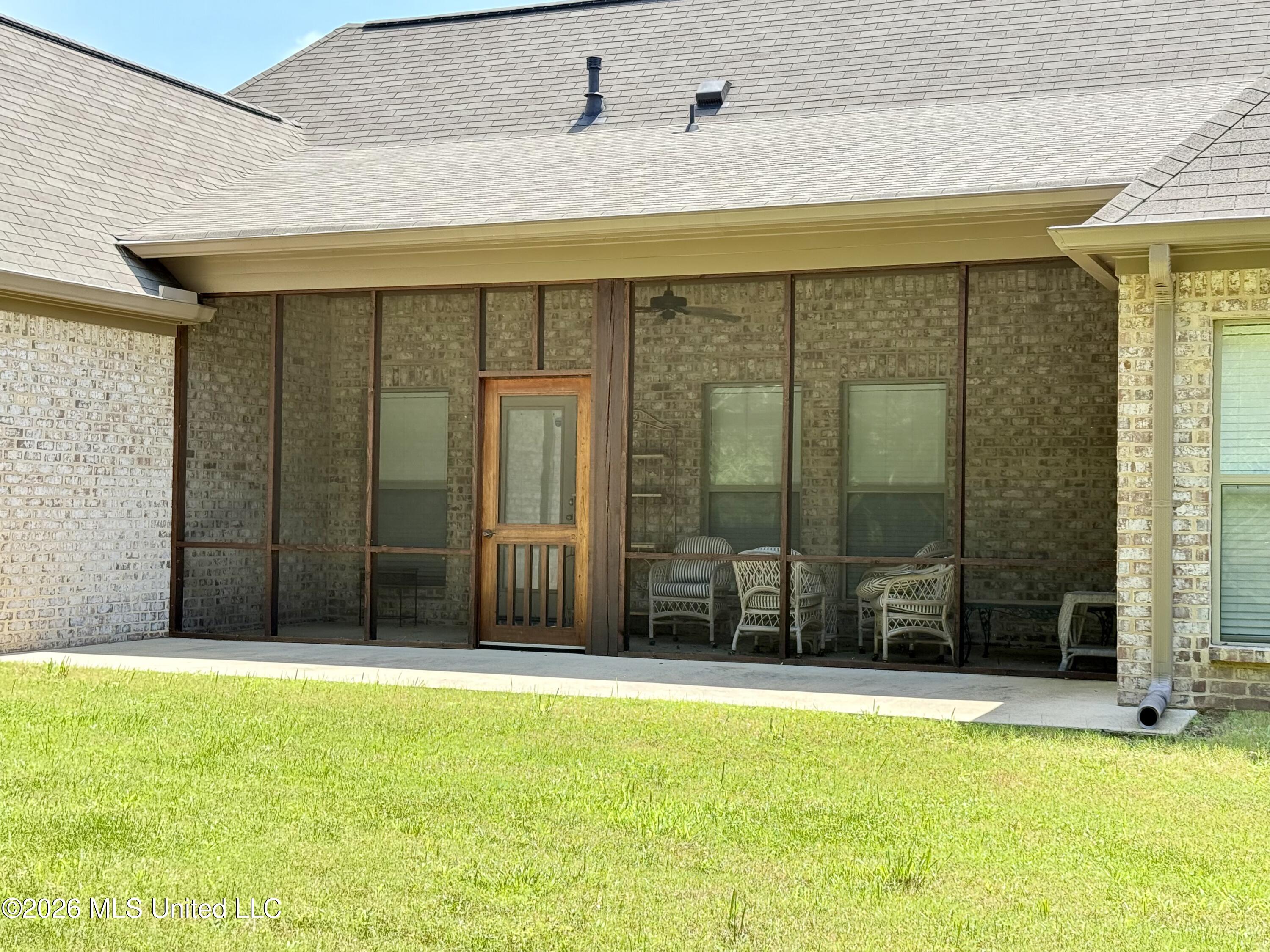 242 Falls Crossing Property Photo 27