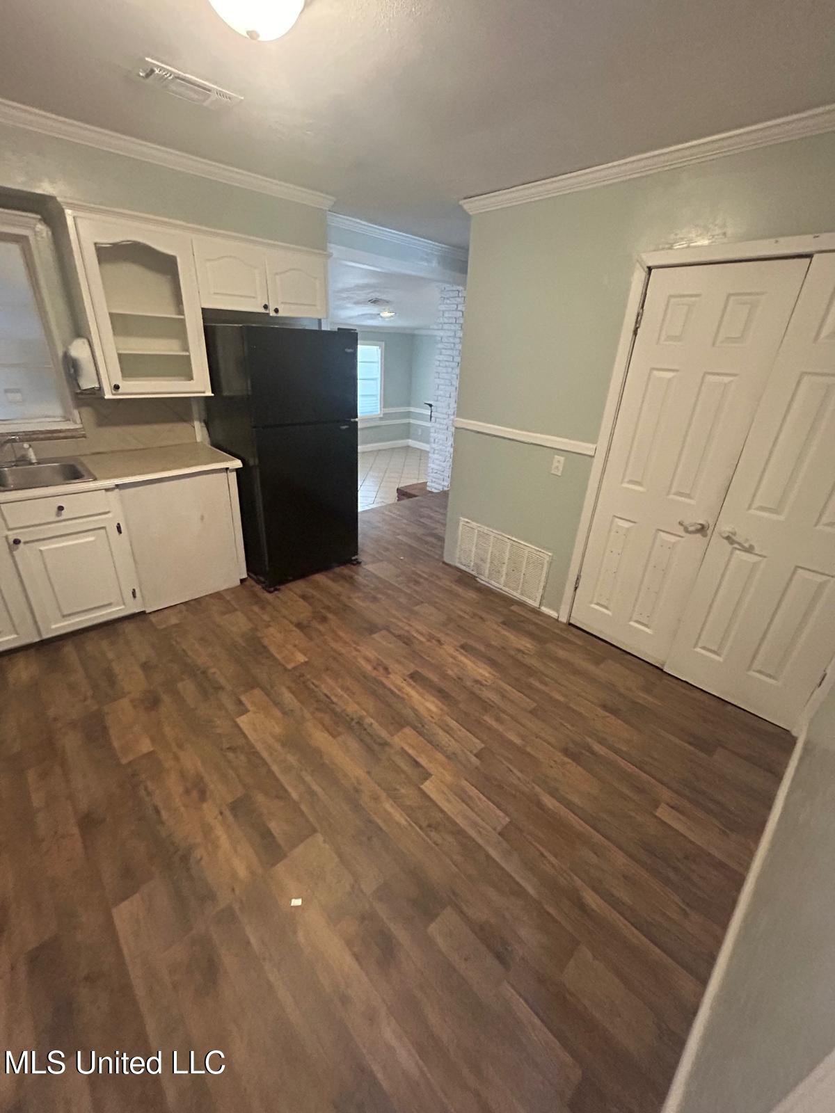 1054 Matthews Avenue Property Photo 4