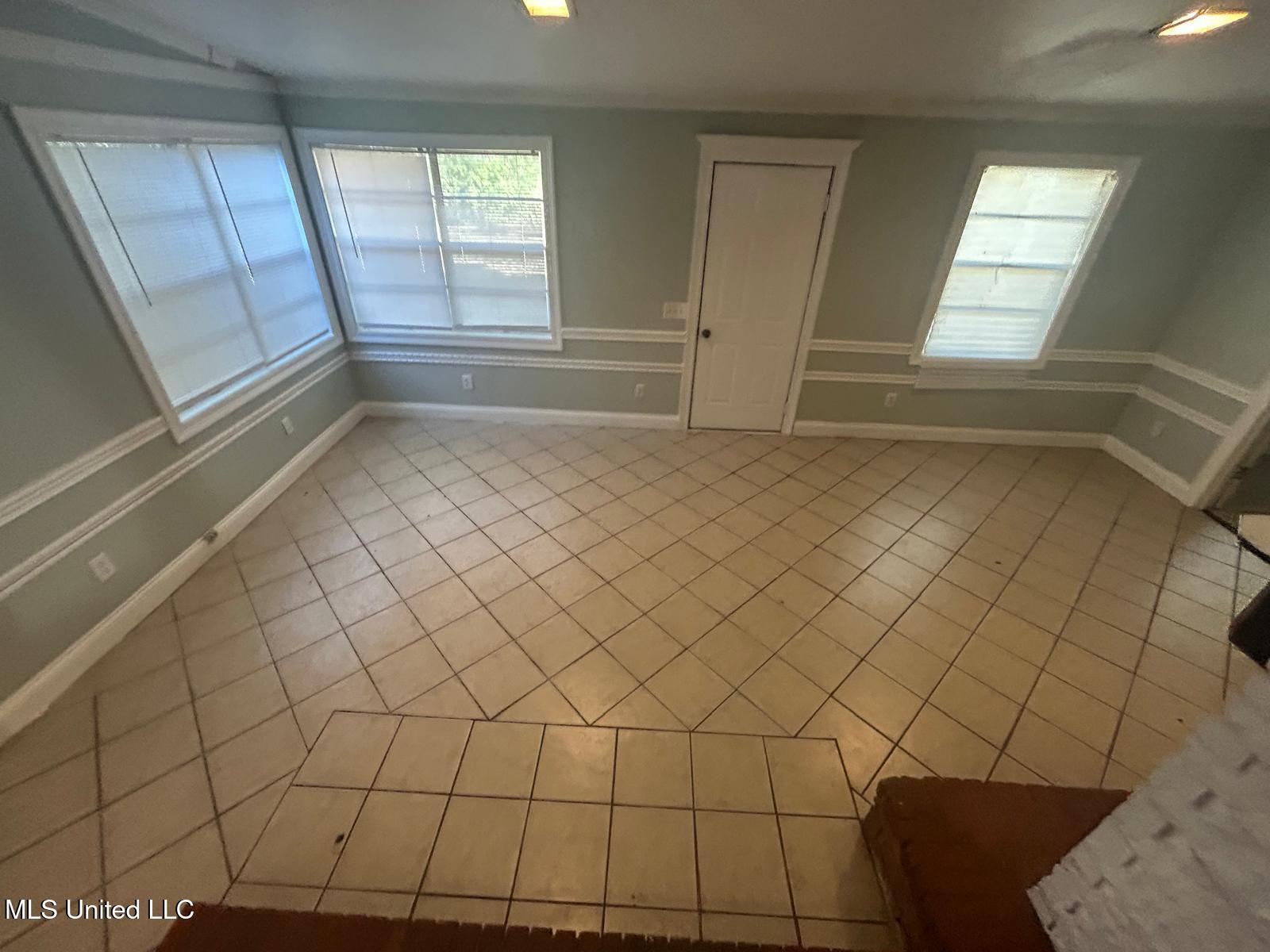 1054 Matthews Avenue Property Photo 6