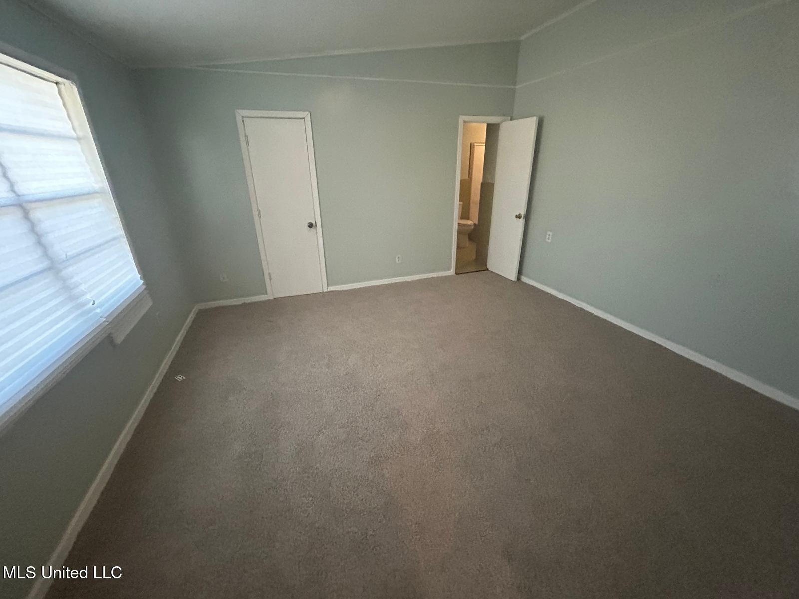 1054 Matthews Avenue Property Photo 7