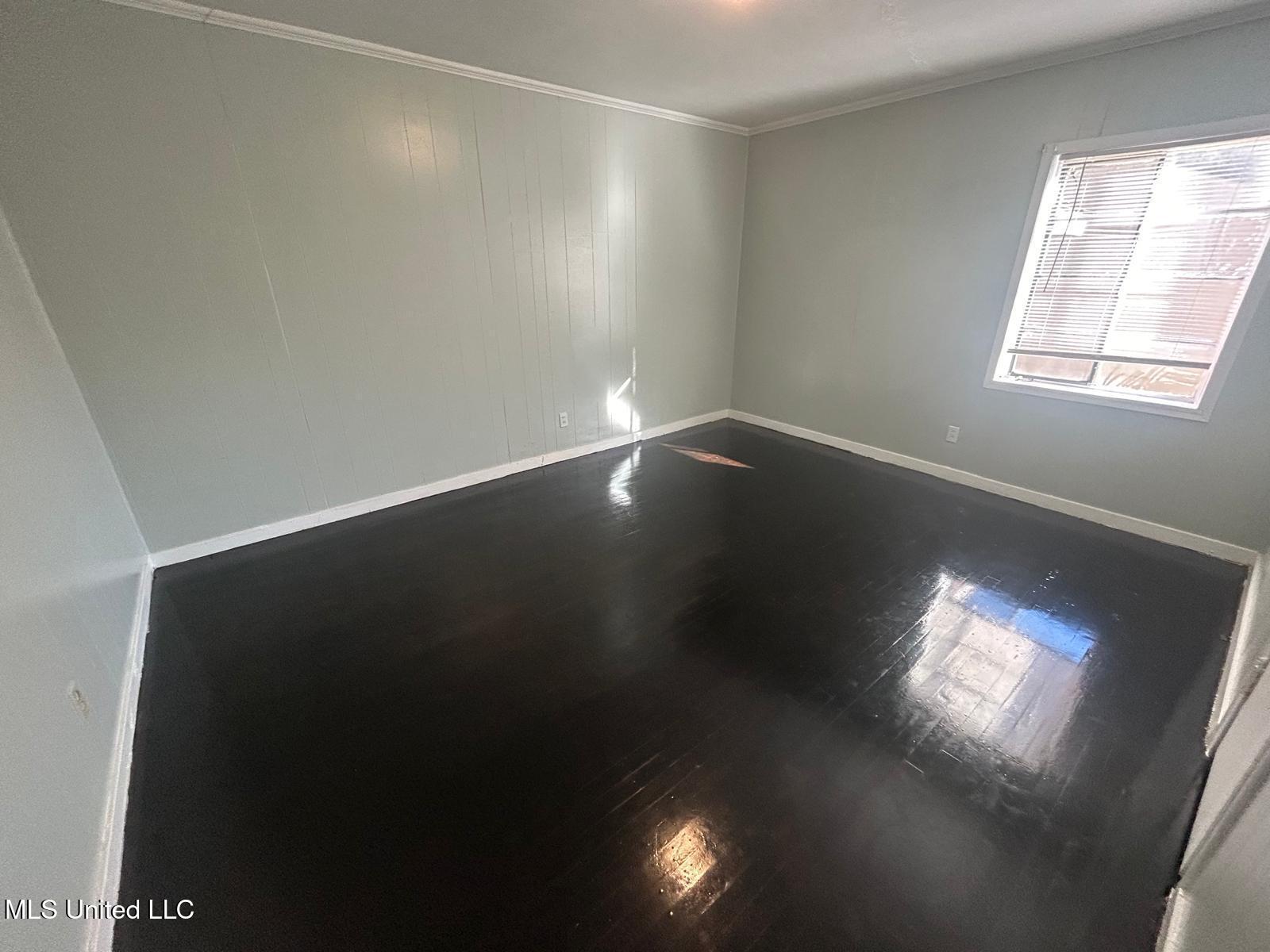 1054 Matthews Avenue Property Photo 8