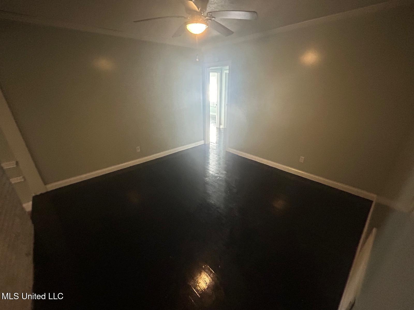 1054 Matthews Avenue Property Photo 9