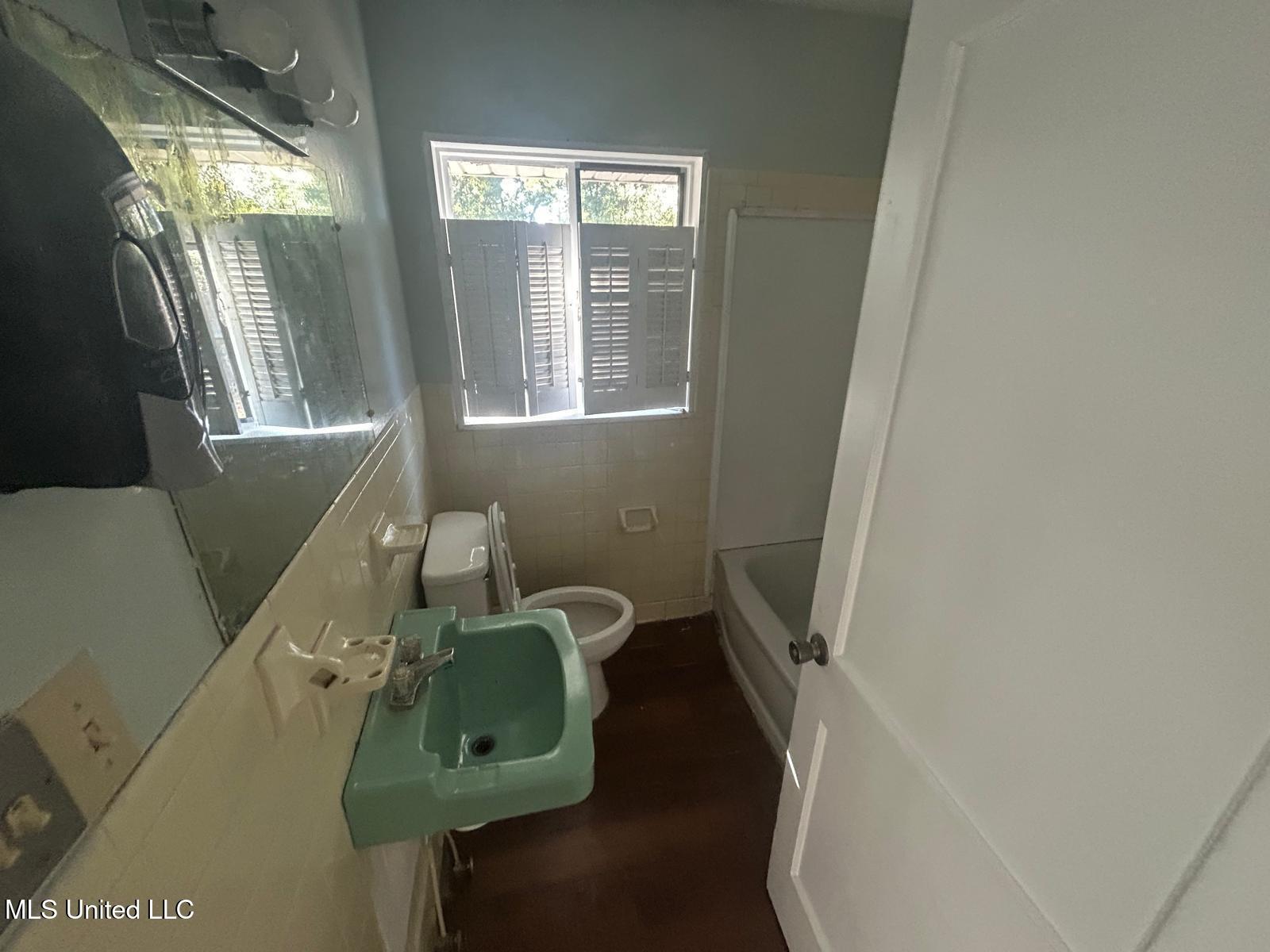 1054 Matthews Avenue Property Photo 11