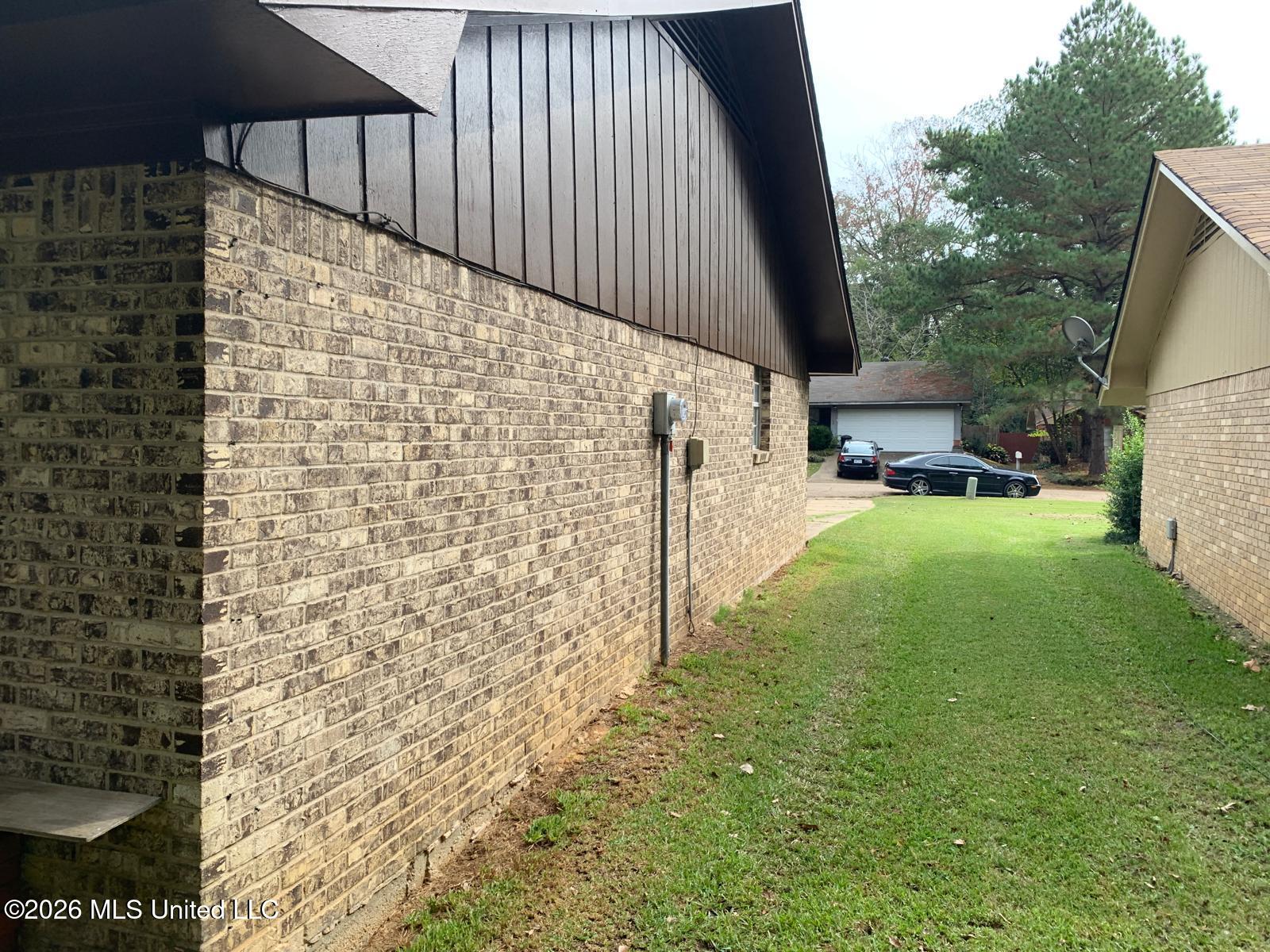 145 W Woodcrest Drive Property Photo 3
