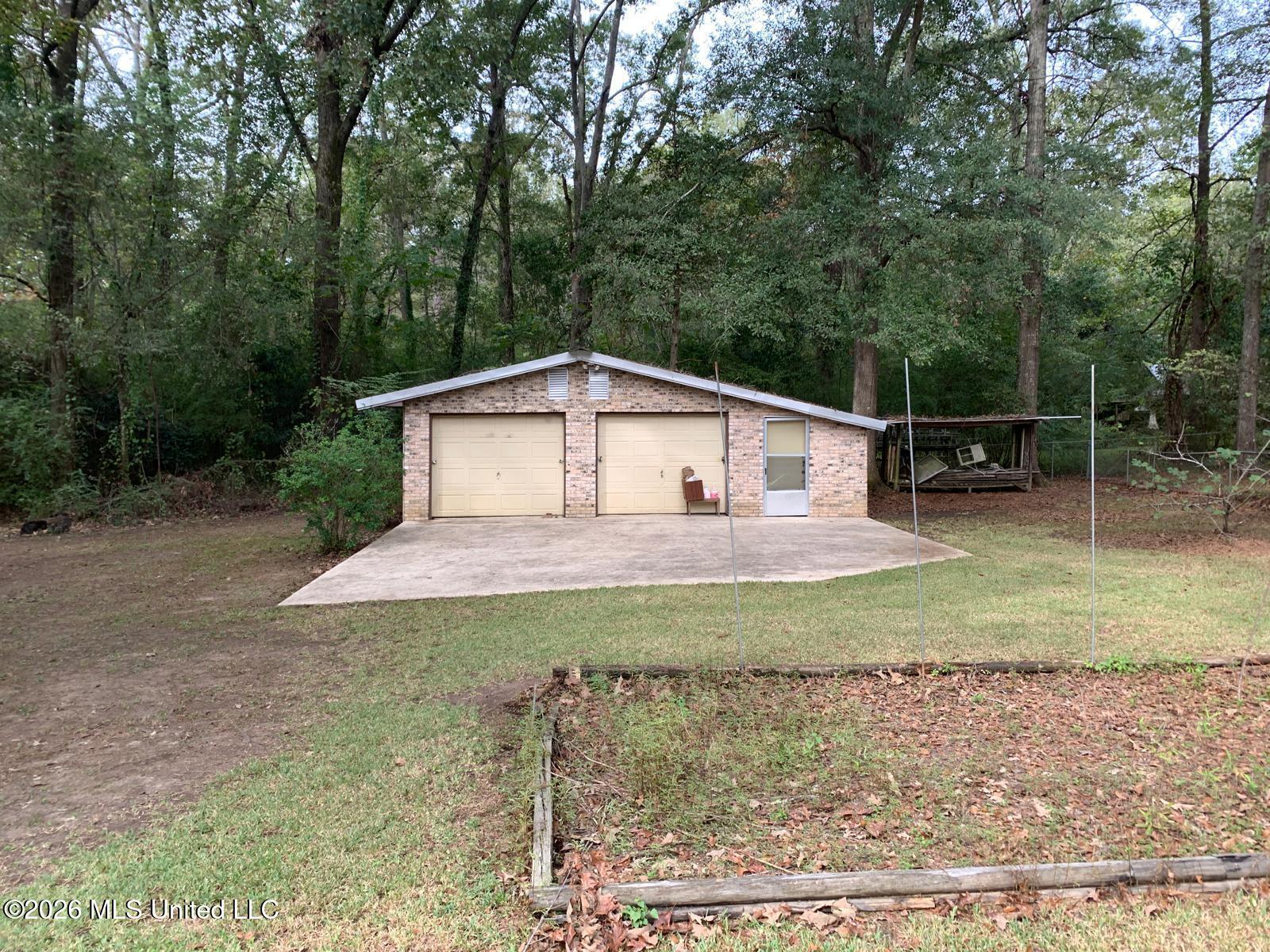 145 W Woodcrest Drive Property Photo 4